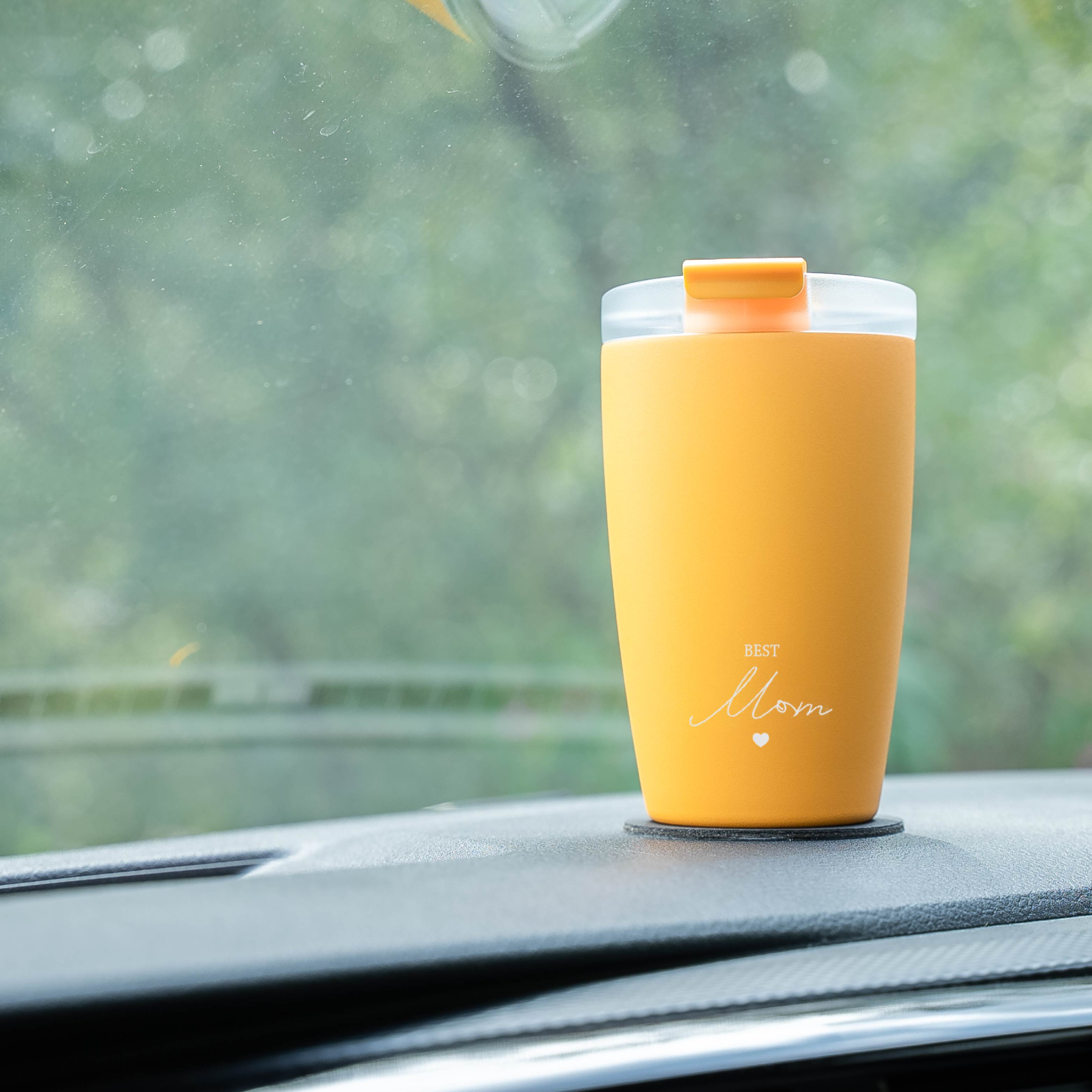 Magnetischer Thermocup BEST MOM auf Pad stehend auf Armaturenbrett