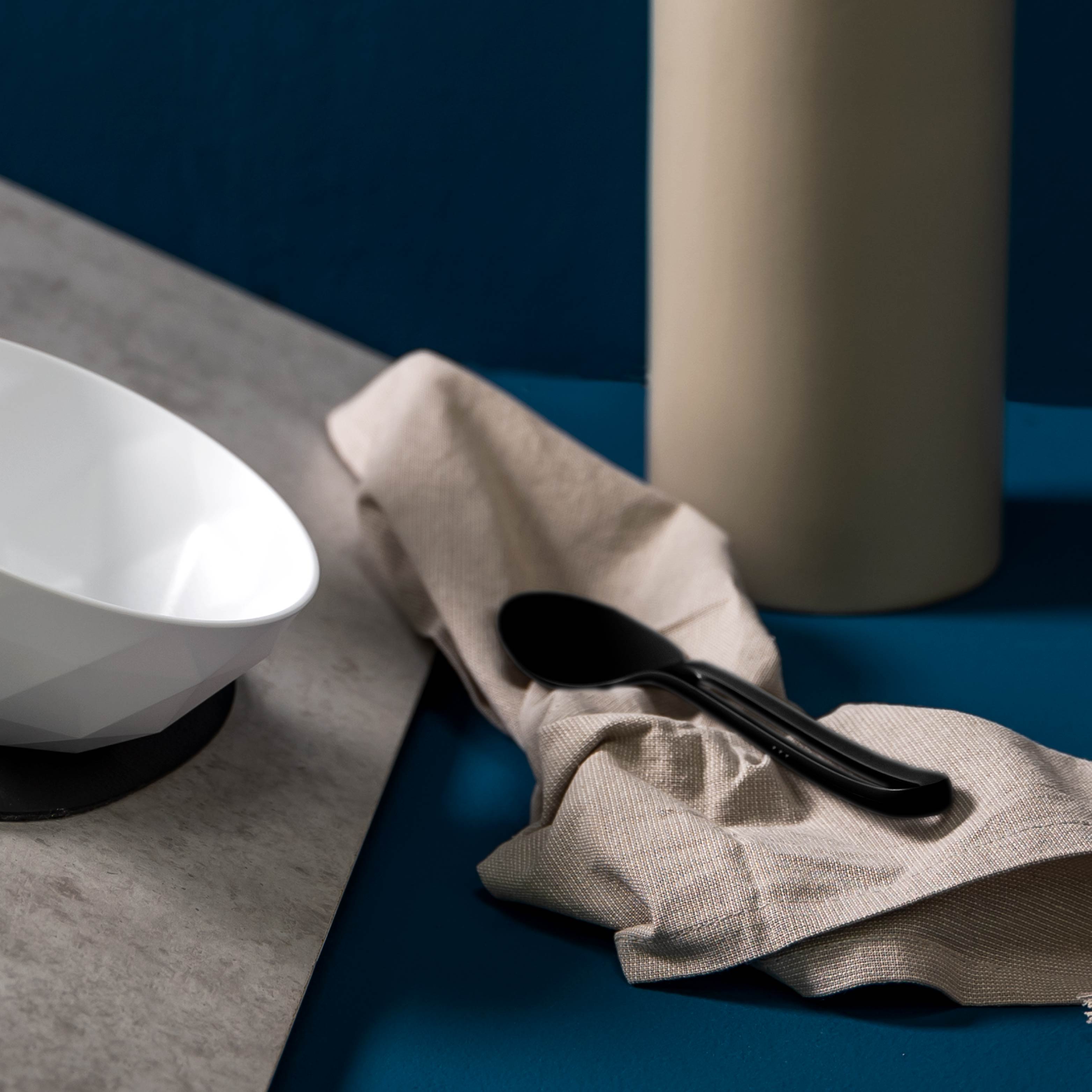 Kunststoffbesteck liegt neben Magnetischer Kunststoffbowl, da diese Kombination perfekt geeignet ist