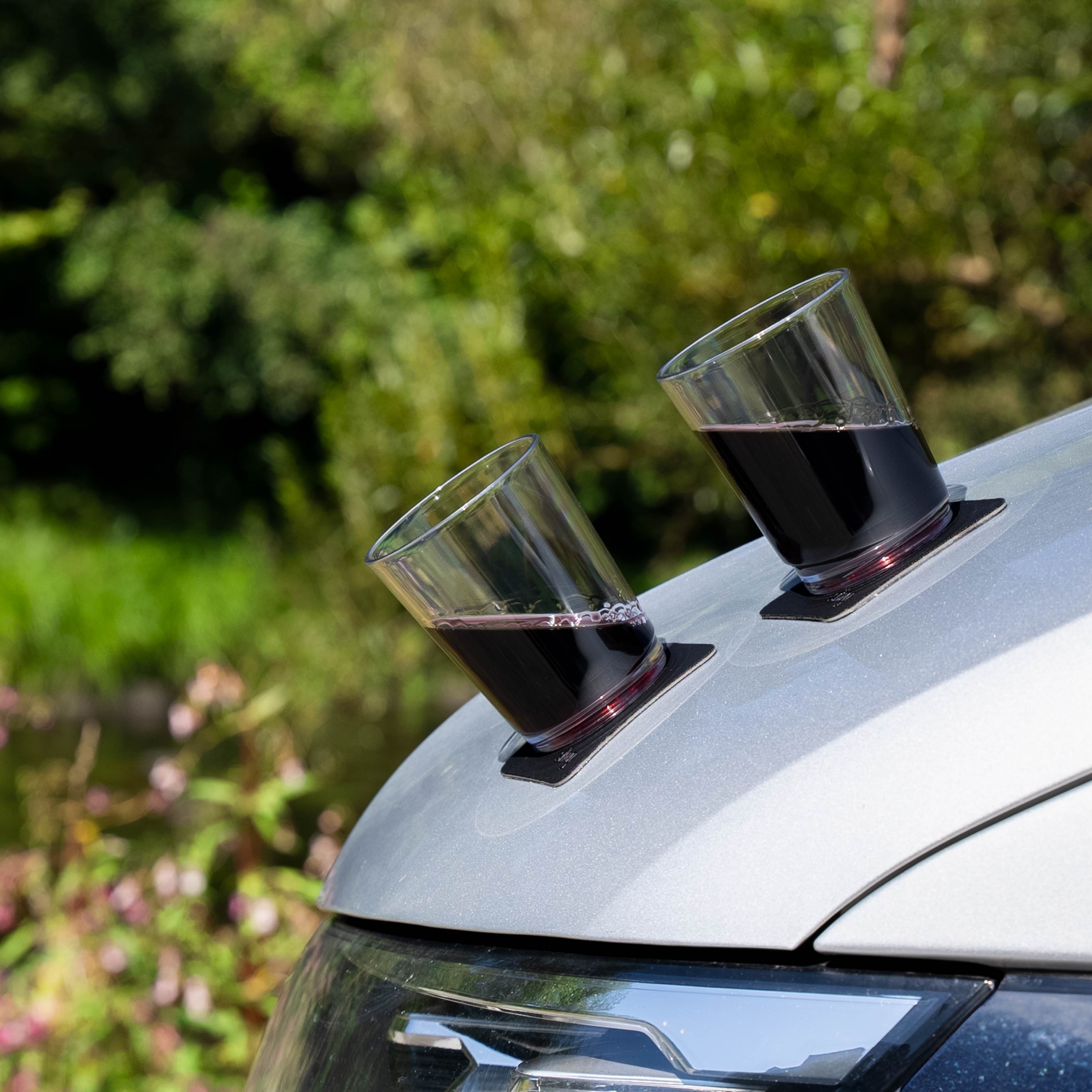 gefüllte Magnet-Gläser mit den zugehörigen Metall-Nano-Gel-Pads in schwarz befestigt an Multivan