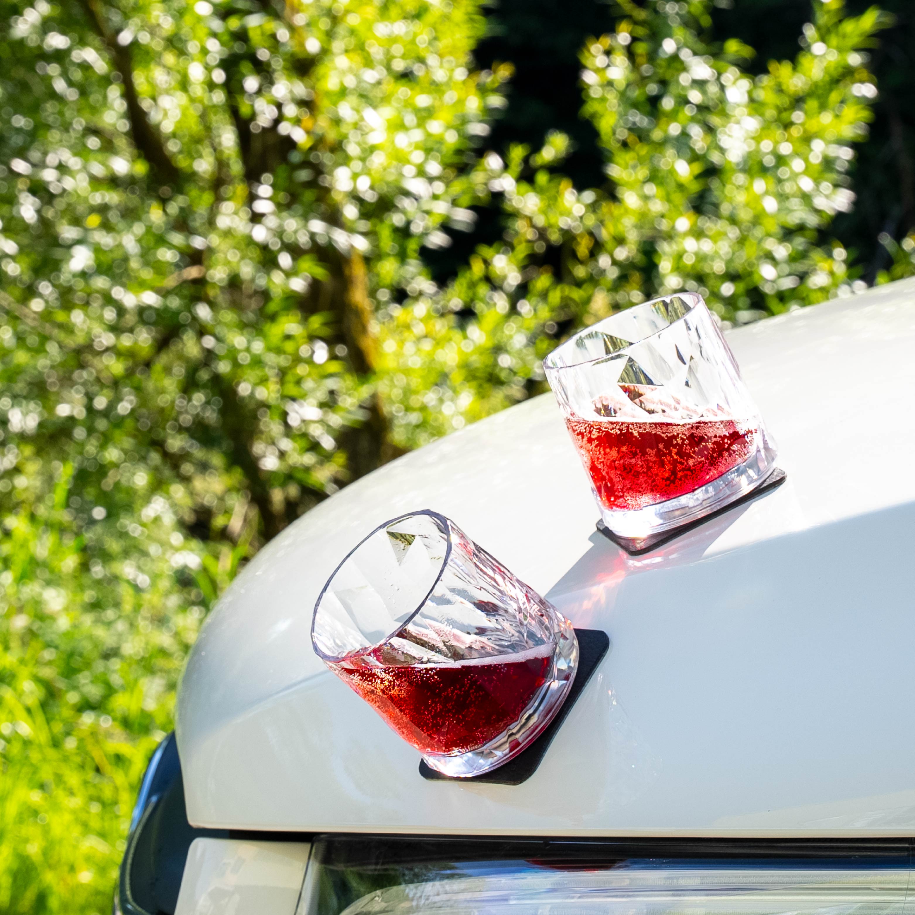 Magnet-Kunststoffgläser Tumbler auf einer metallischen Motorhaube abgestellt