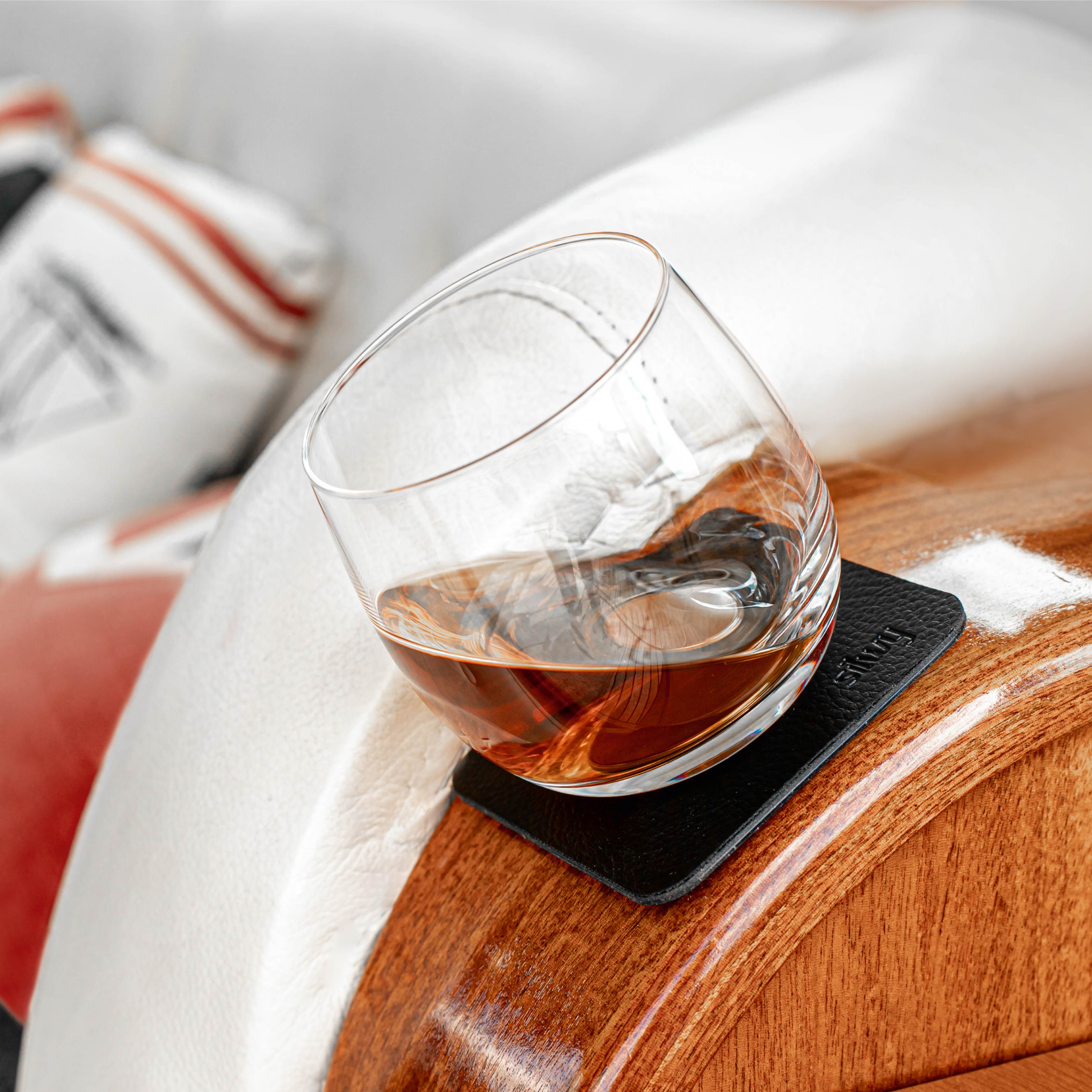 Magnet-Kristallglas Whisky auf einem Pad in Schräglage auf einem Boot