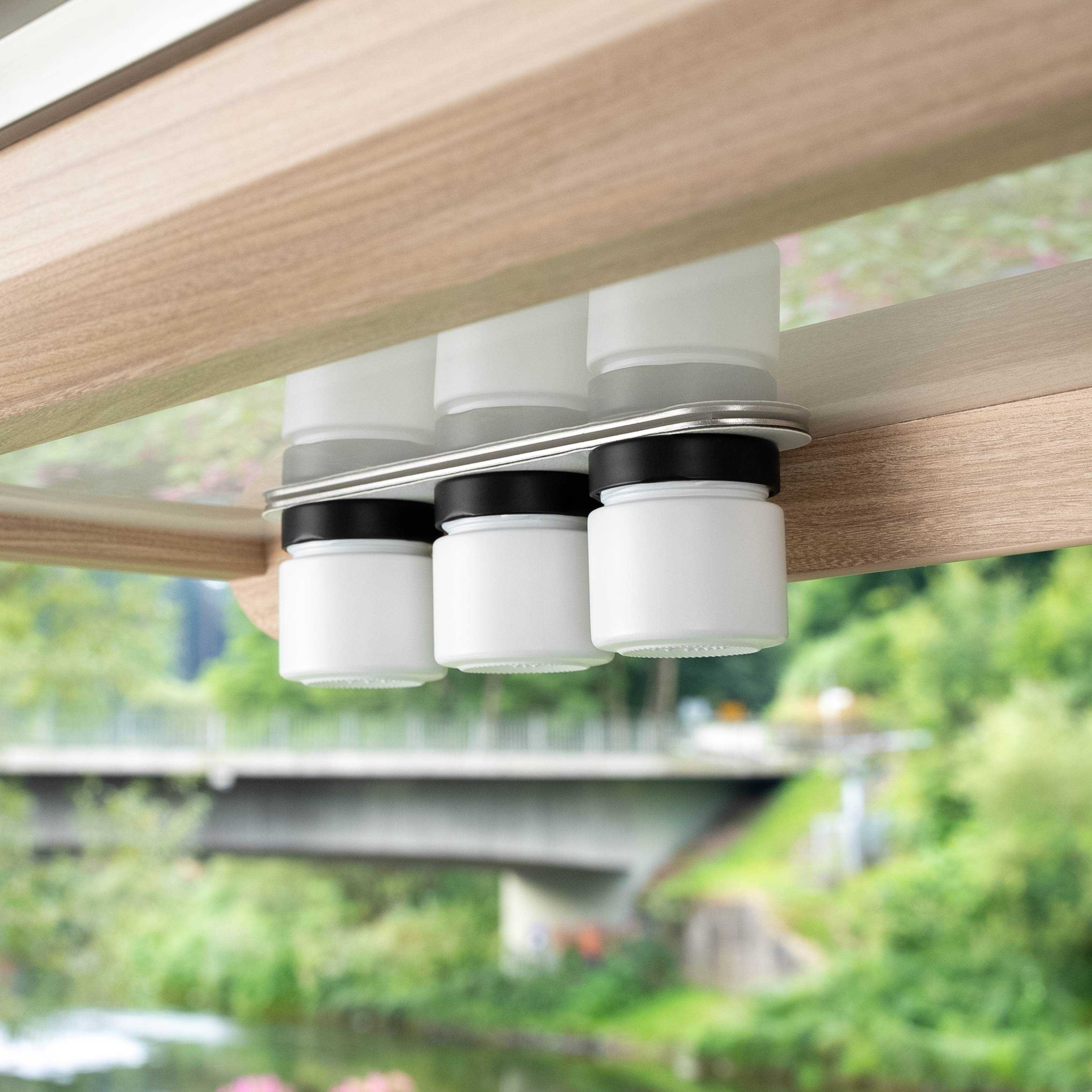 Magnetische Feinkostgläser an Leiste hängend im Camper