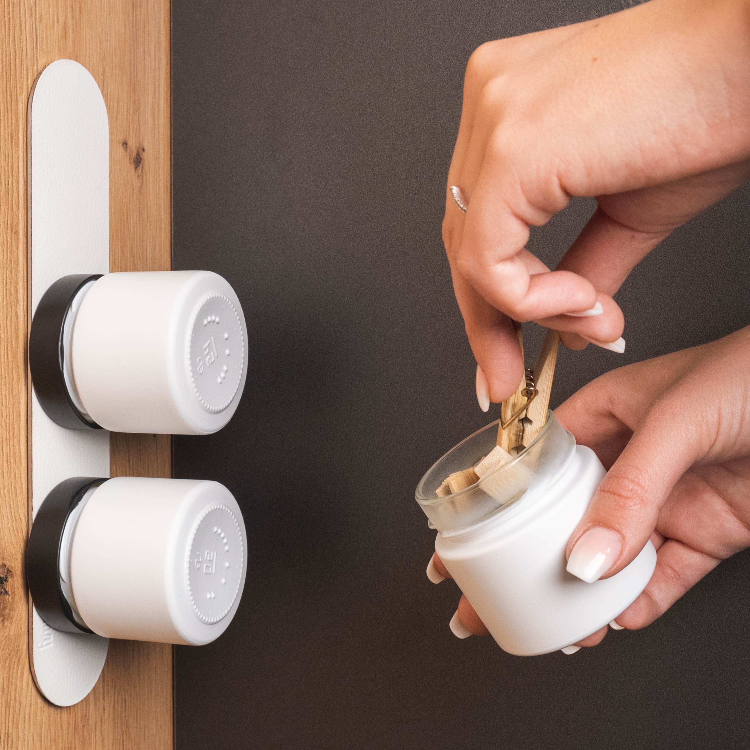 Demonstration alternativer Einsatzzwecke der Feinkostgläser: auch super als Aufbewahrungsmöglichkeit für Büroutensilien oder Klammern