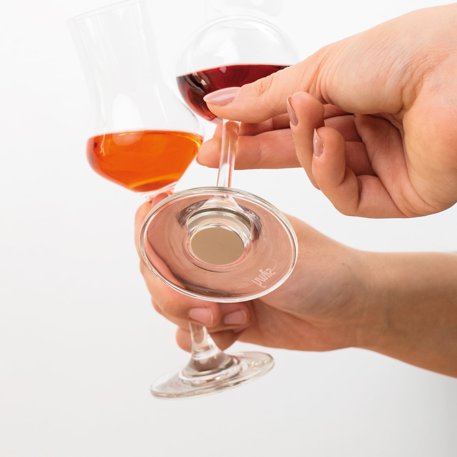 Anstoßen mit Magnet-Kristallgläsern Likör