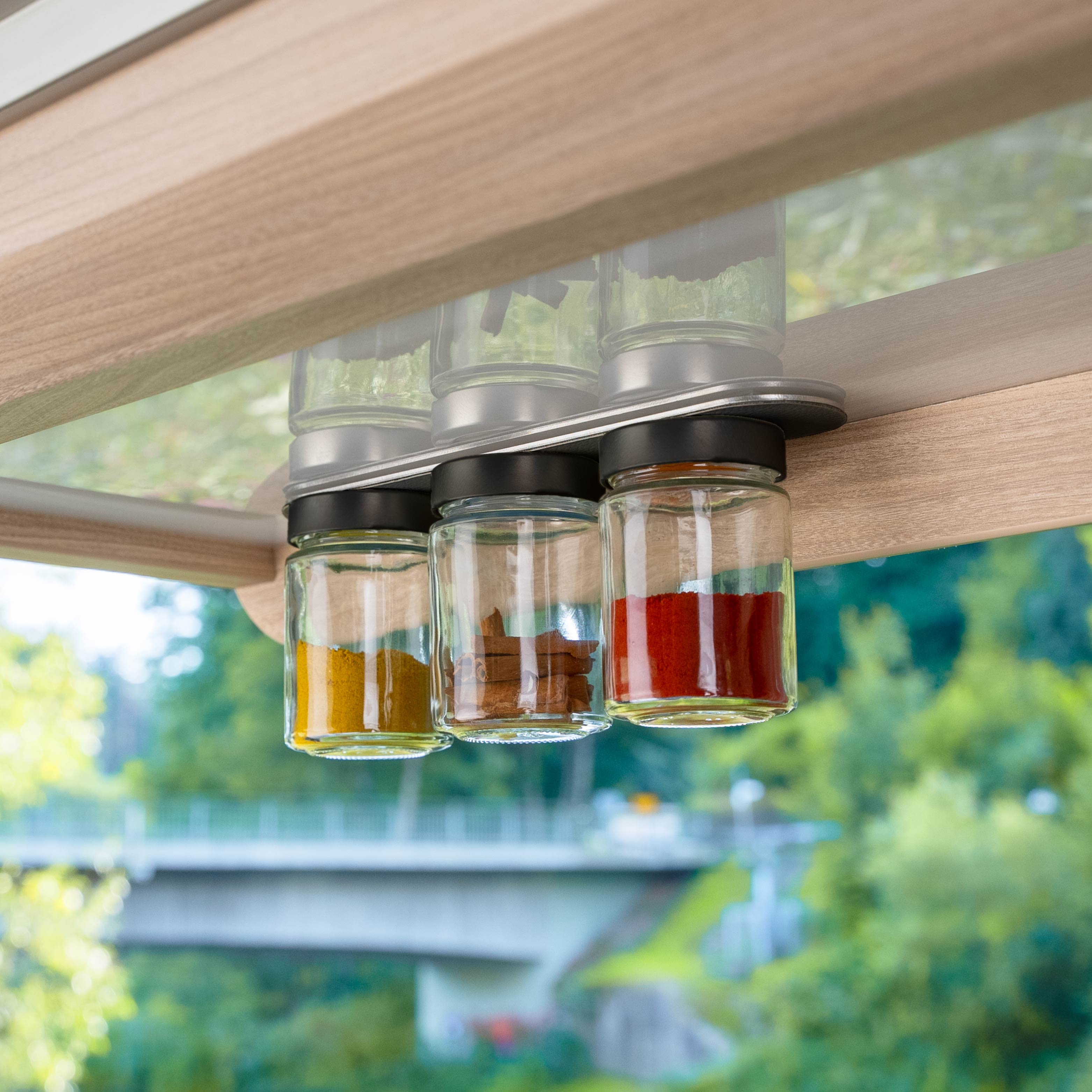 Magnet-Feinkostgläser an Leiste im Camper platziert