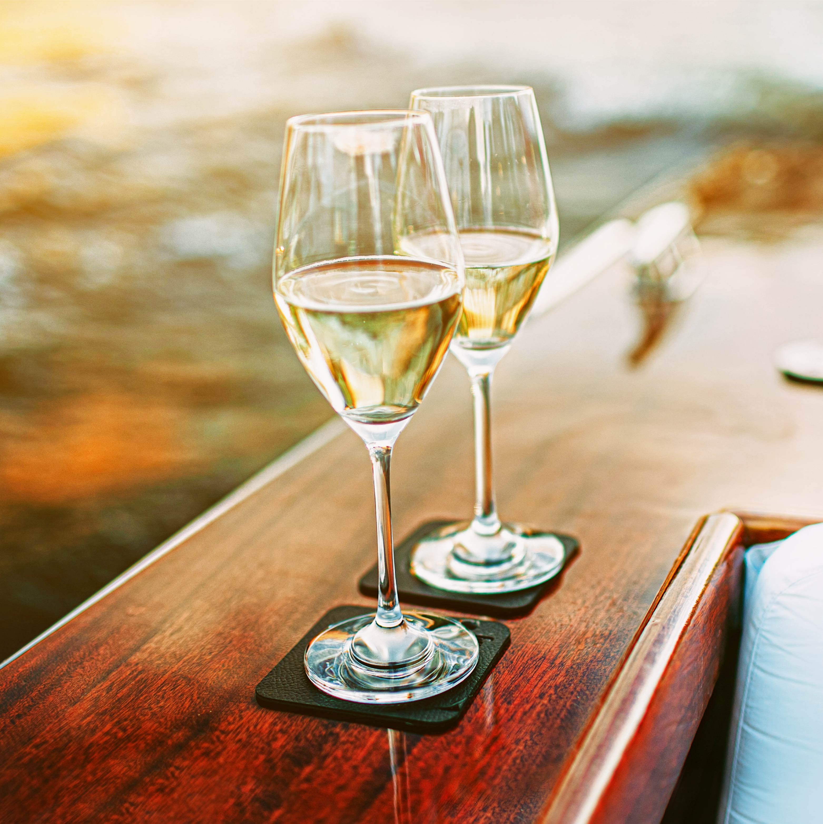 Magnet-Kristallgläser Champagner auf Pads abgestellt auf einem Boot