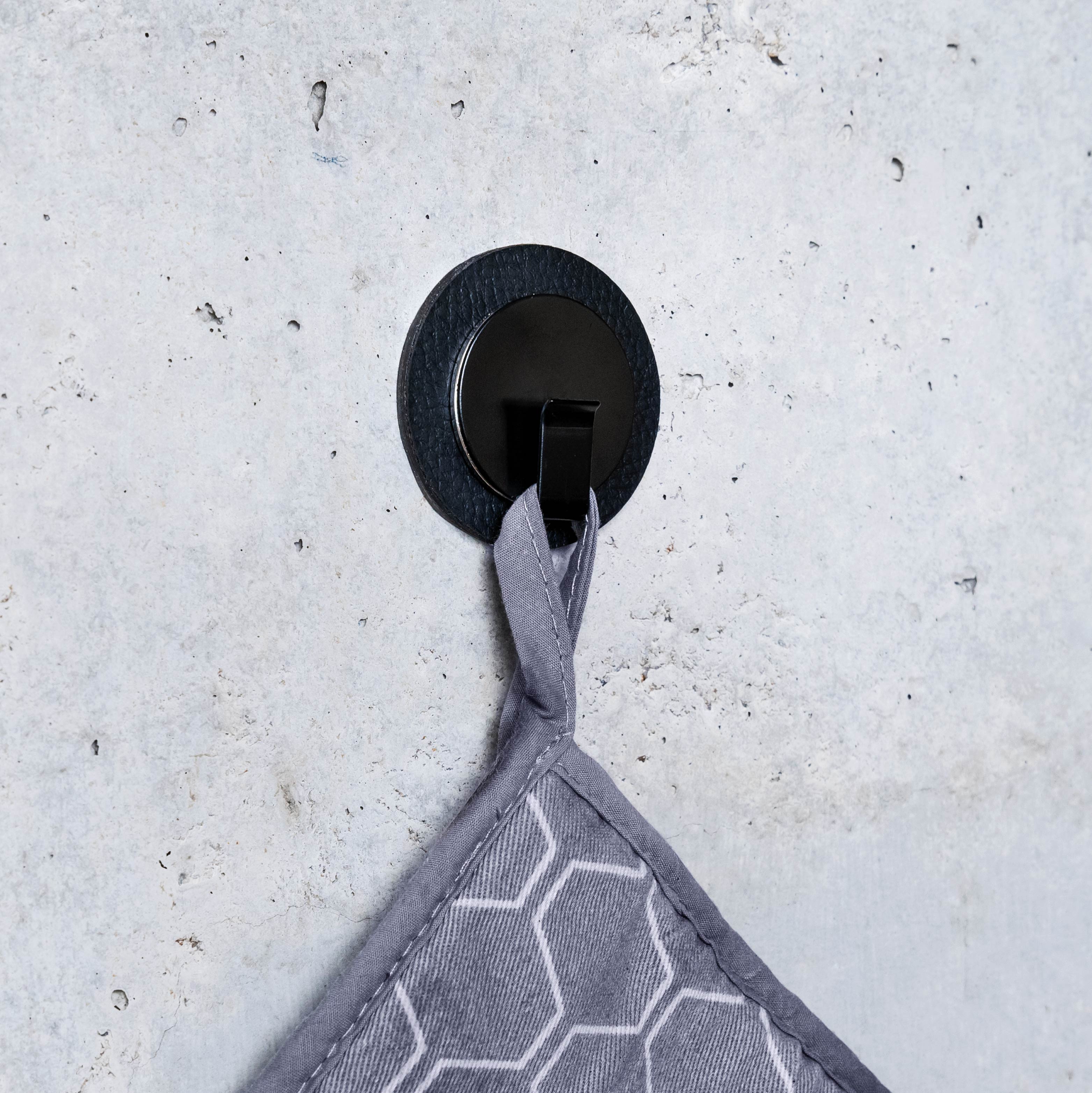 Anwendungsfall: Geschirrtuch wird durch Haken Clever in Kombination mit dem Pad fixiert in einem Camper