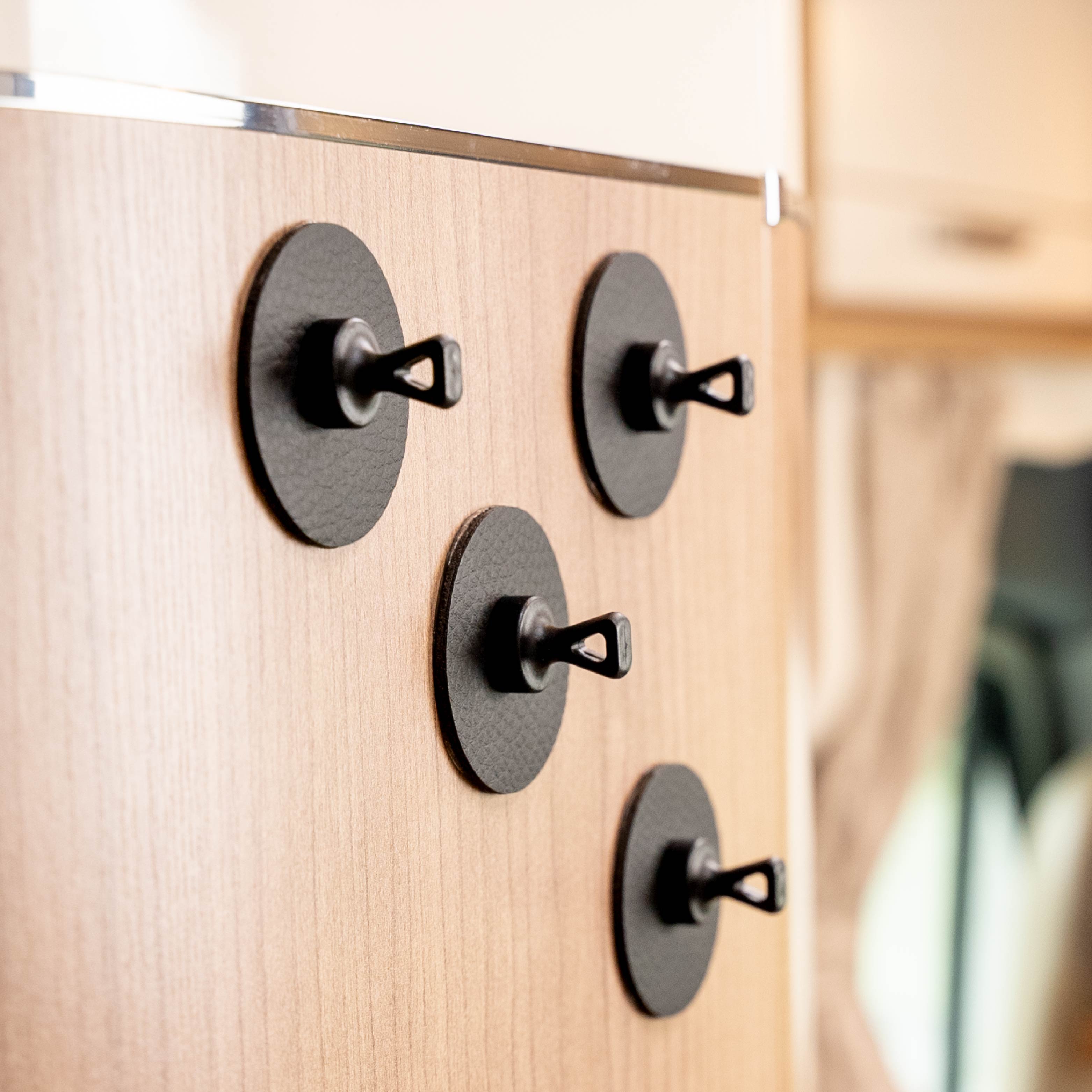 Magnet-Pins Flex durch Pads fixiert im Camper