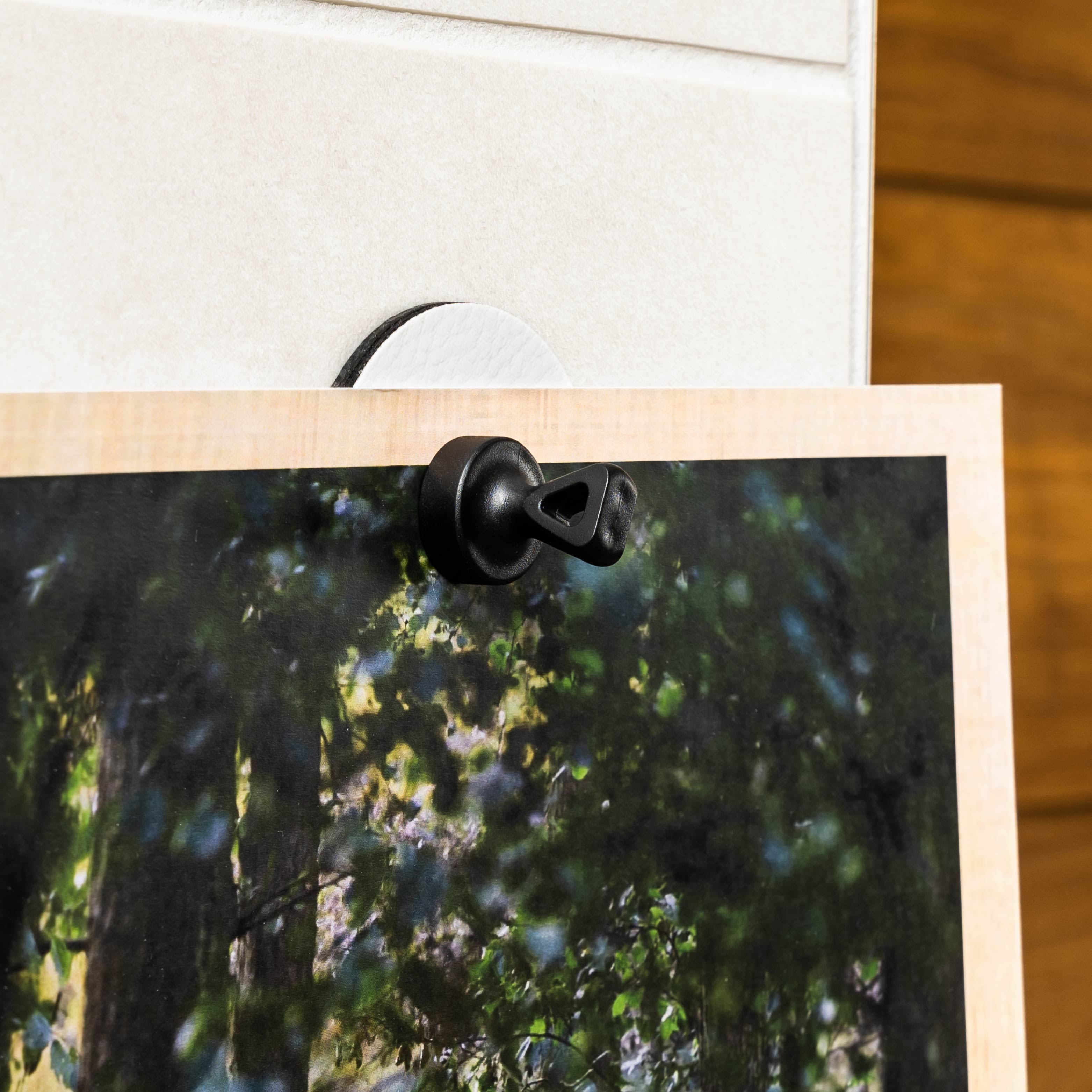 Postkarte wird von Magnet-Pin und Pad fixiert