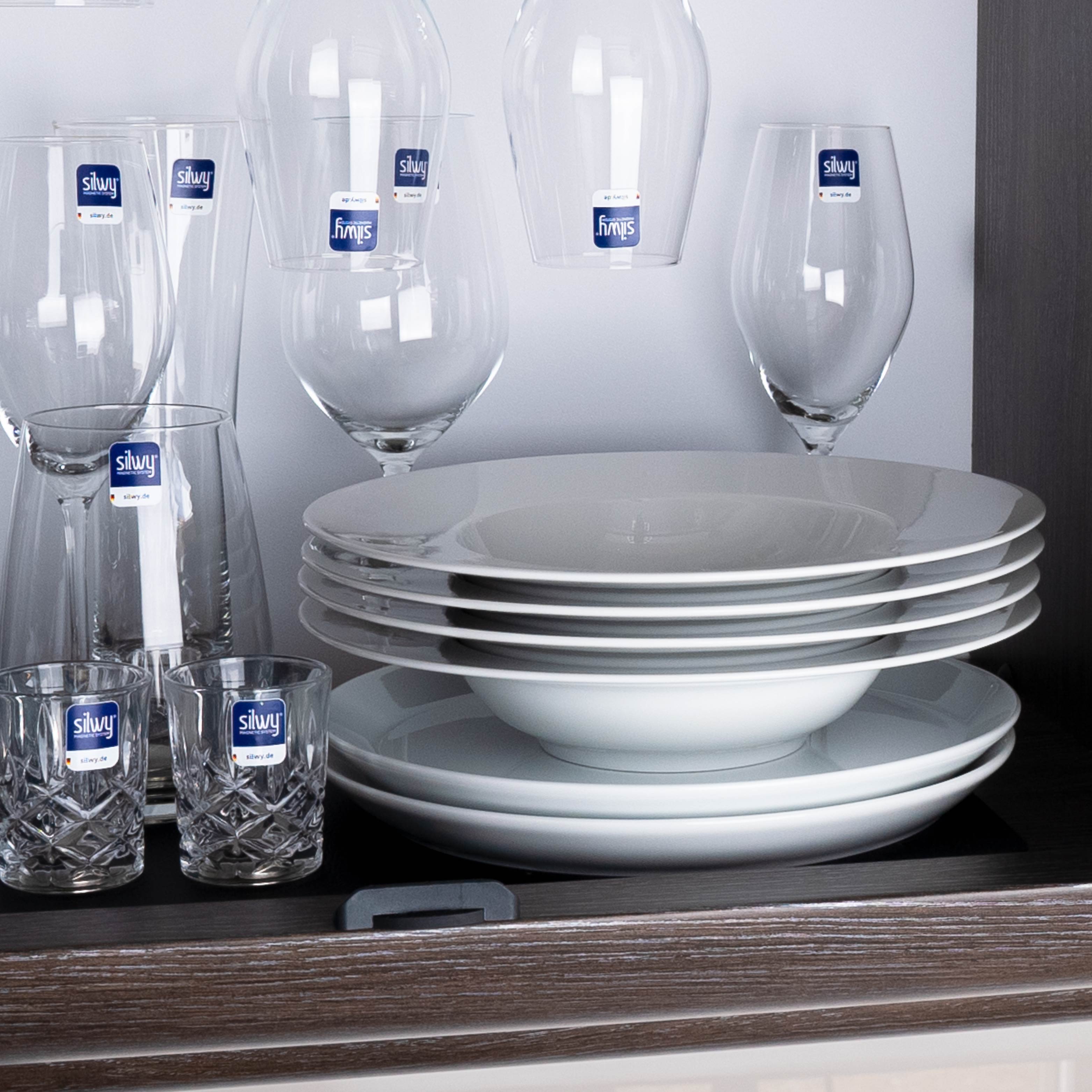 Magnet-Porzellan-Gourmetteller sowie Magnet-Porzellanteller sowie Magnet-Gläser in Regal verstaut