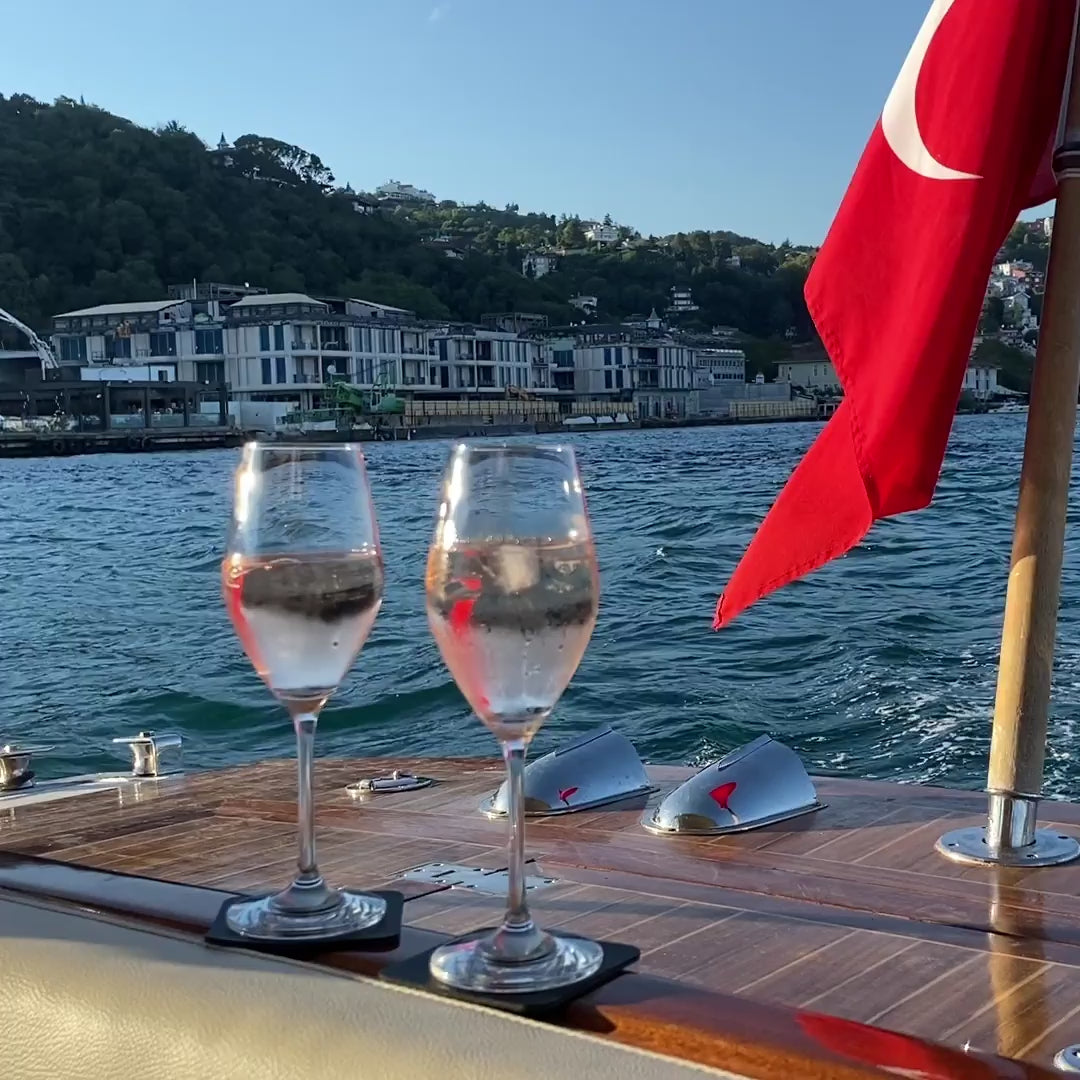 Kristallgläser Champagner auf Pad auf Boot