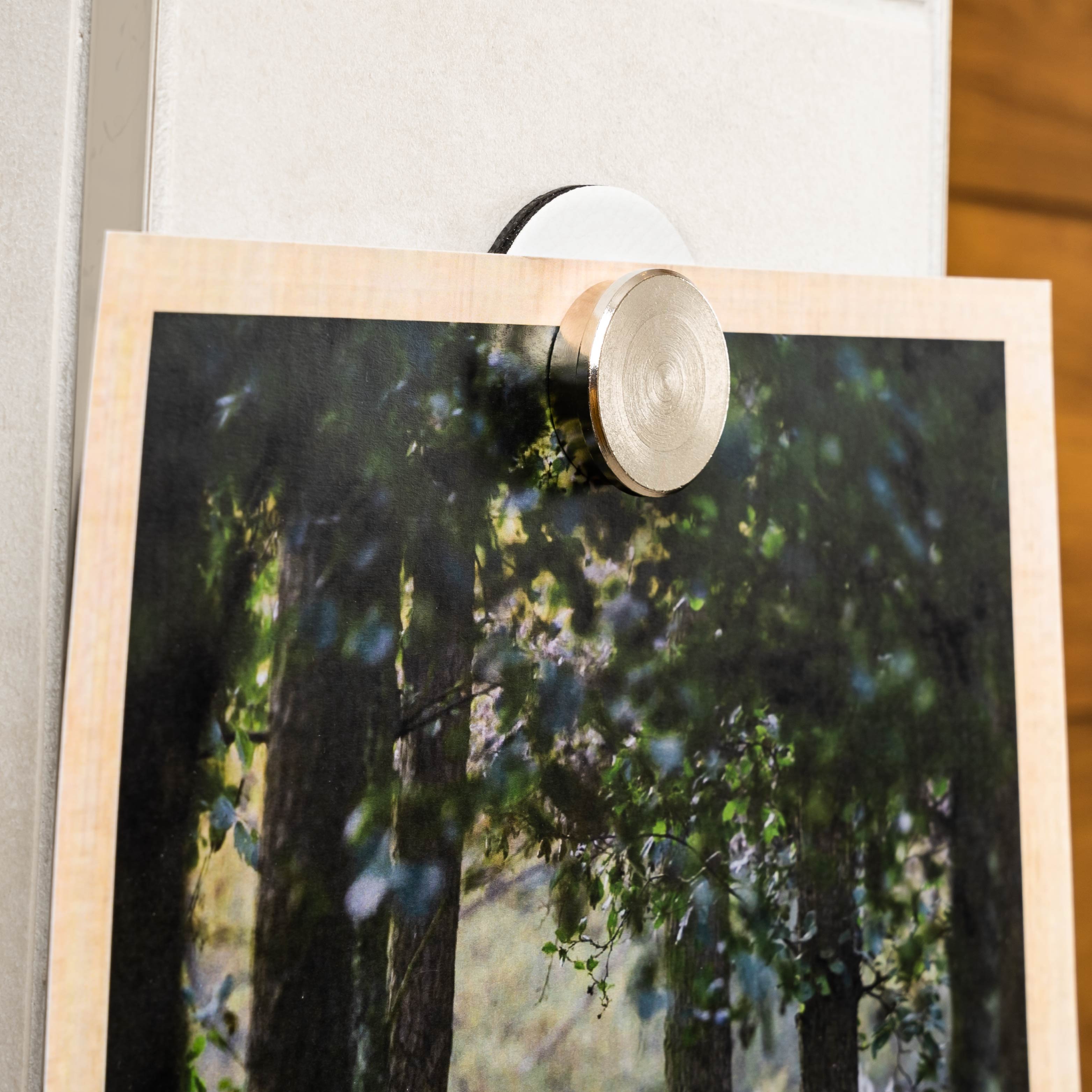 Postkarte wird durch Magnet-Pin und Pad fixiert