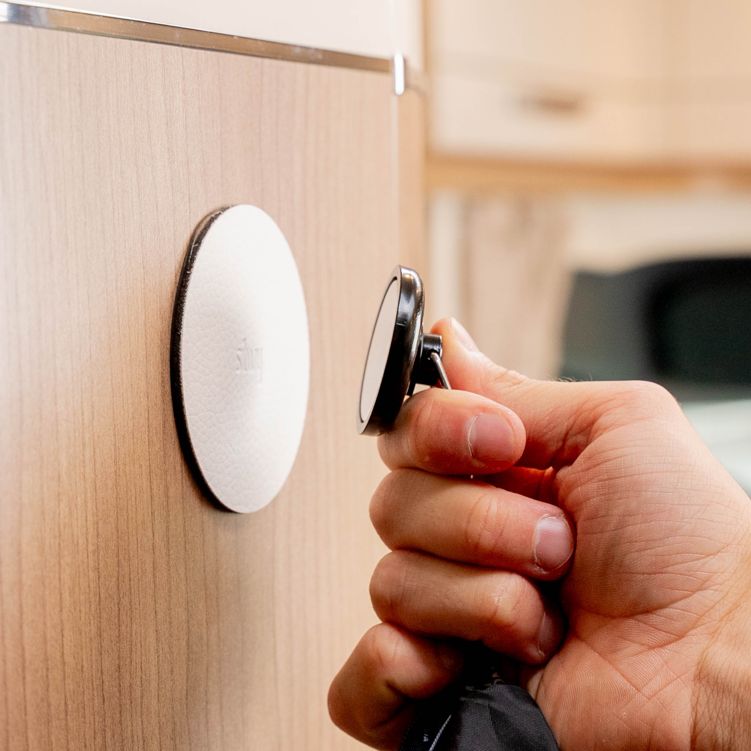 Magnet-Haken an Metall-Pad anbringen im Camper