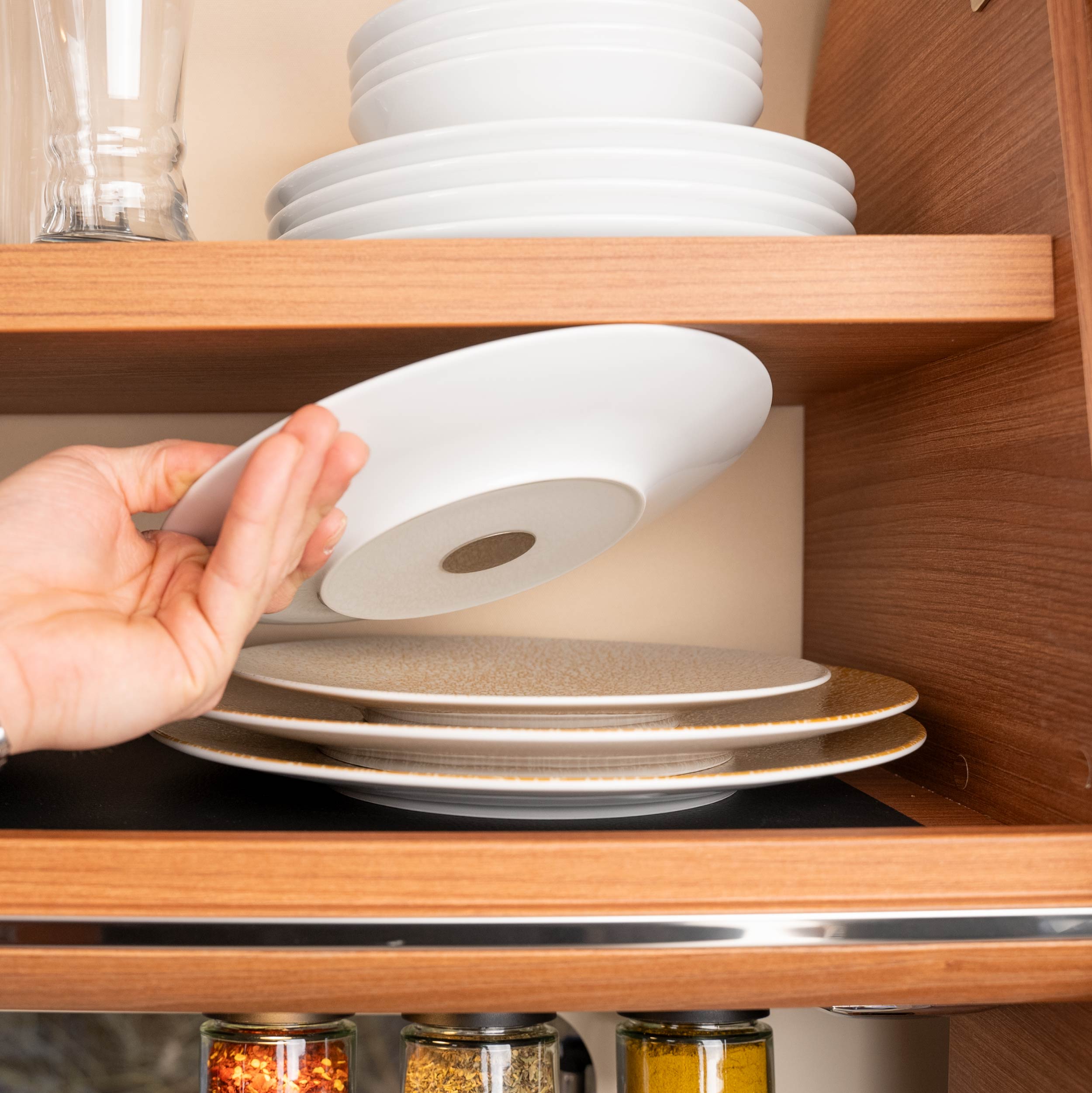 Porzellan-Teller mit Ansicht auf Magnet, der eingegossen ist