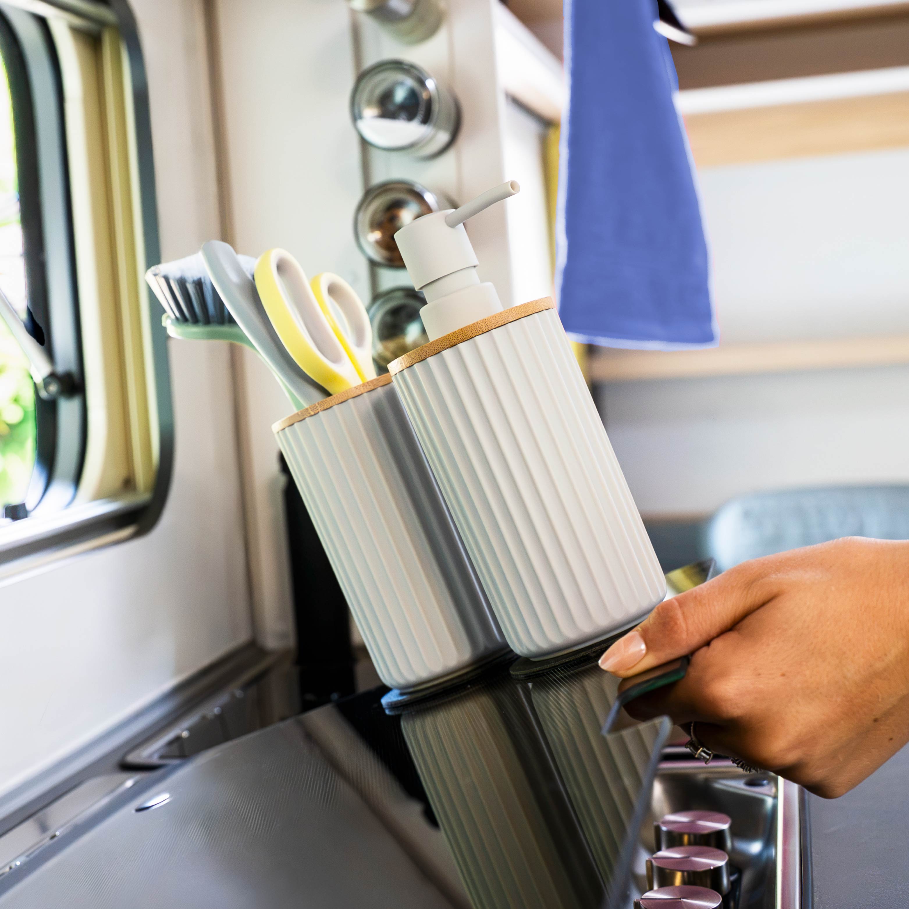 Magnet-Seifenspender und Magnet-Zahnputzbecher inkl. Pads