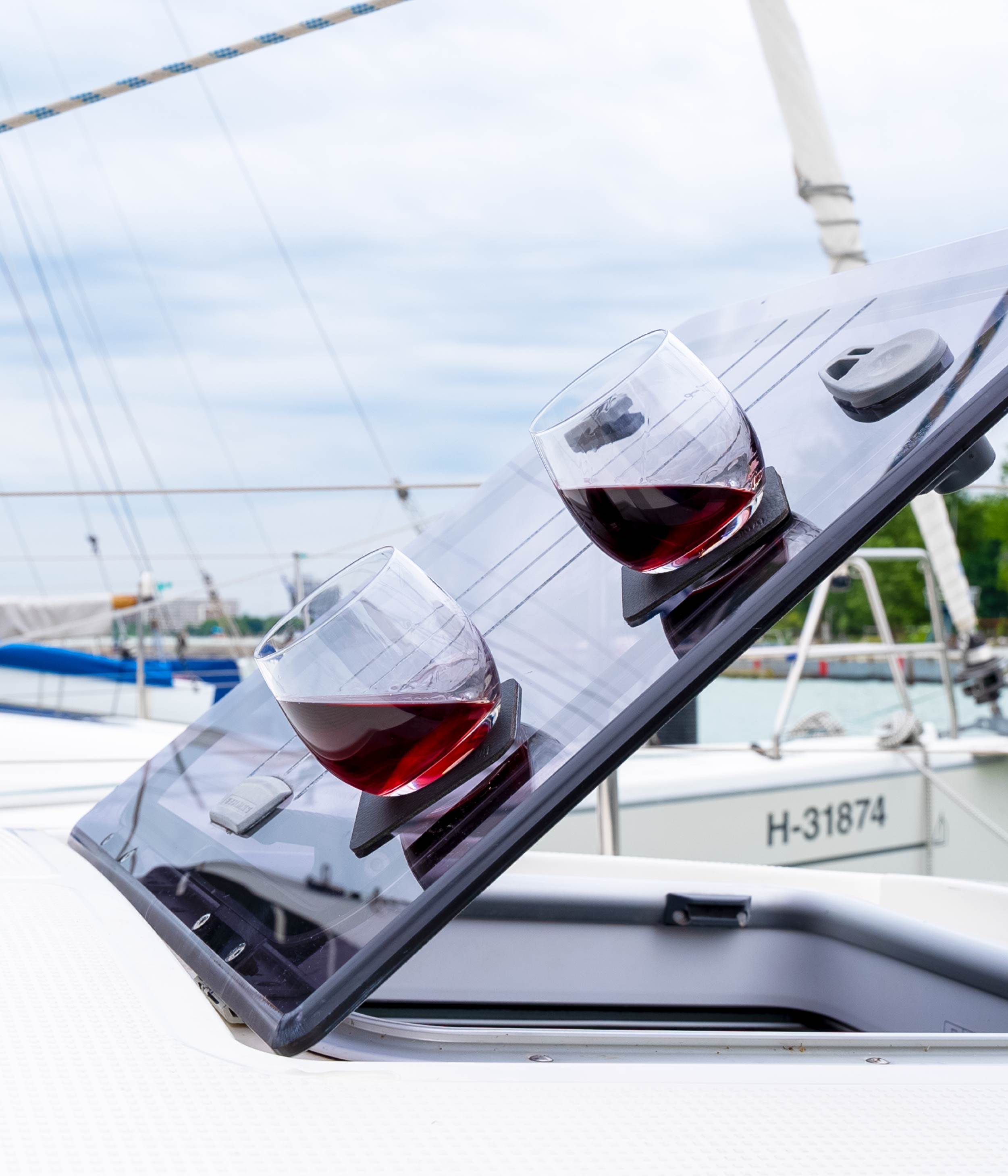 Magnetische Whiskygläser aus Kristallglas mit Pads fixiert, auf einem Boot