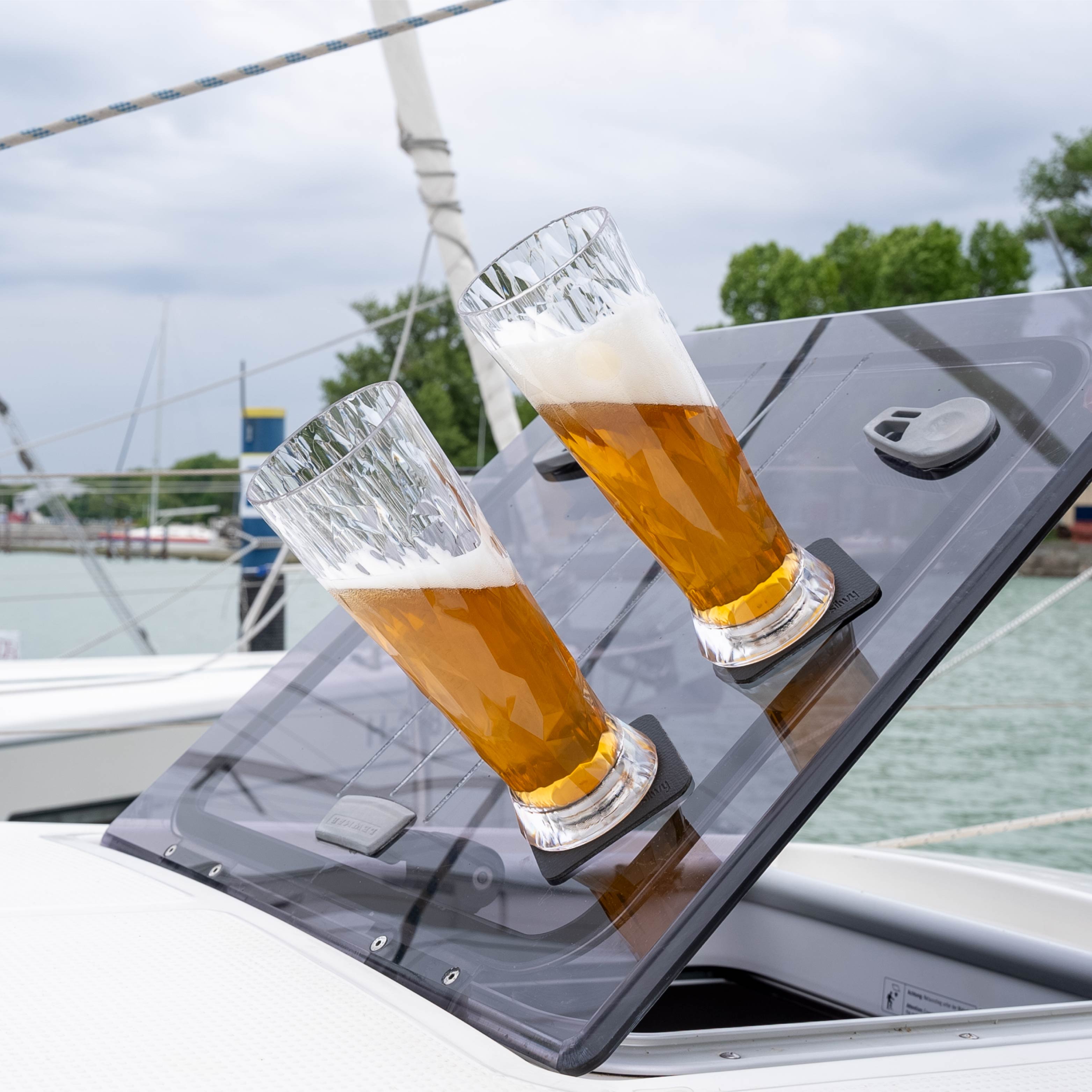 Kunststoffgläser mit Magnet fixiert auf Pad  - auf Boot