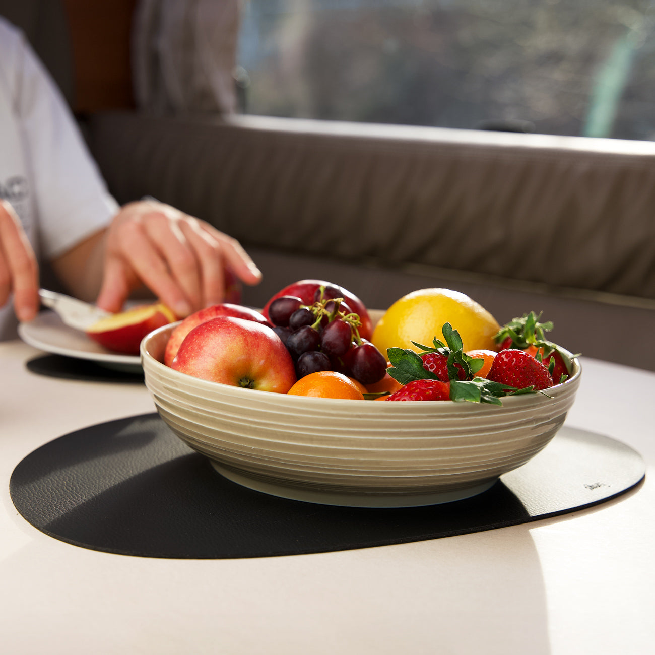 Magnet-Porzellan-Food-Bowl gefüllt mit Obst auf Metall-Matte 