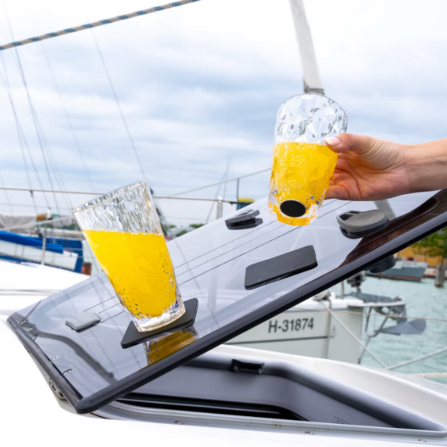 Kunststoffgläser mit Fokus auf den integrierten Magnet im Boden