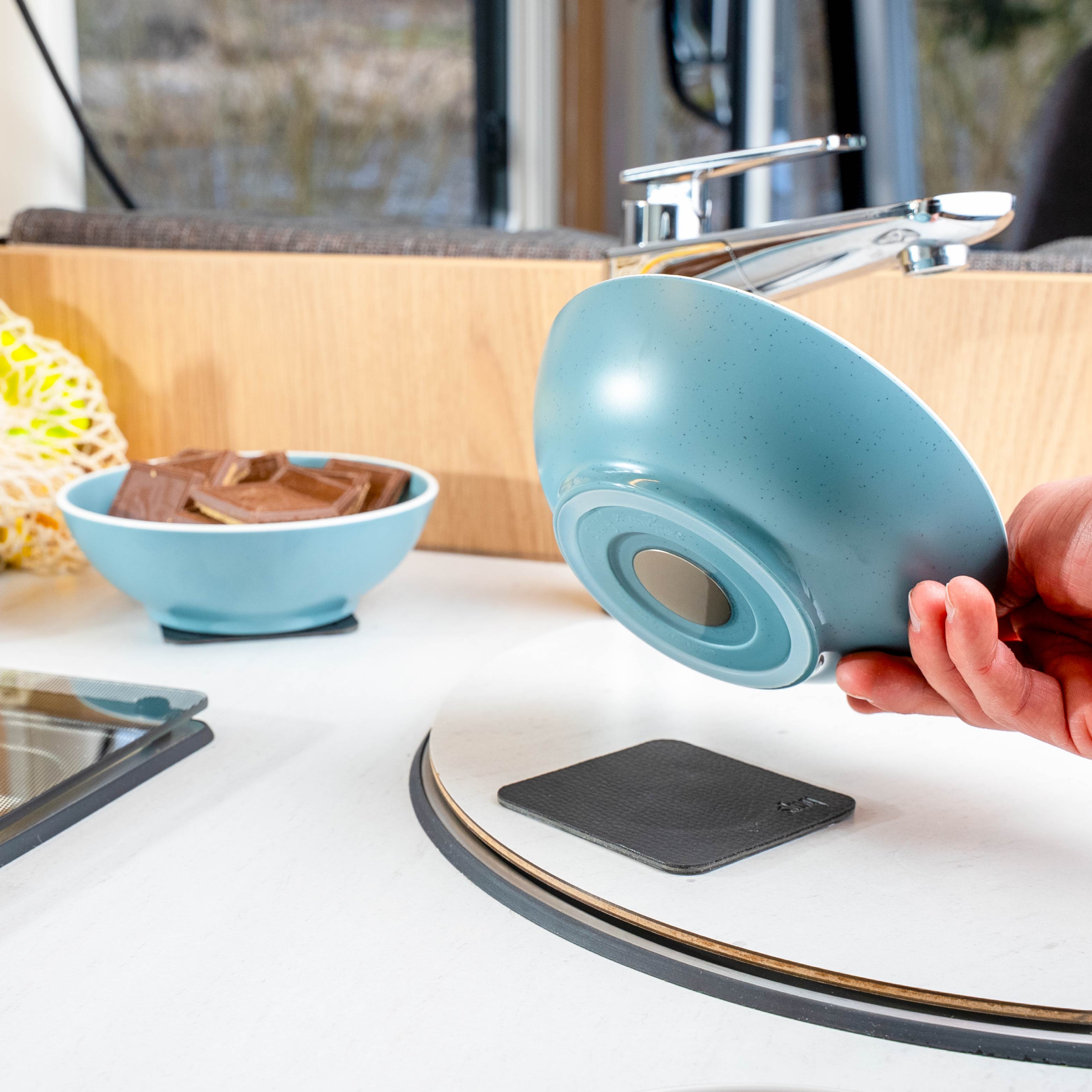 Magnet-Bowl wird auf Metall-Nano-Gel-Pad abgestellt