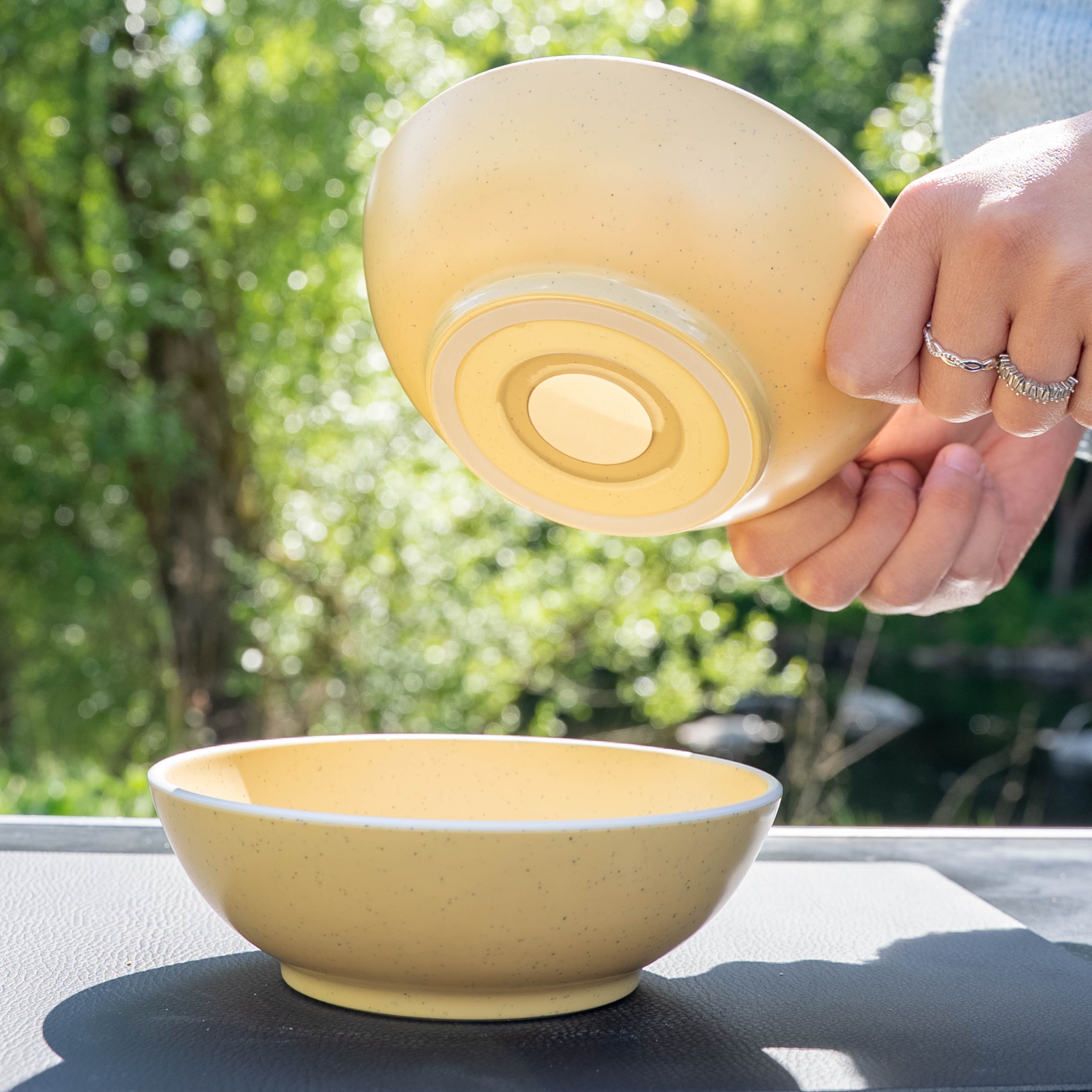 Kunststoff Bowls 16cm YELLOW aus der Brunner Kunststoff Kollektion, abgestellt auf einer Metall-Matte