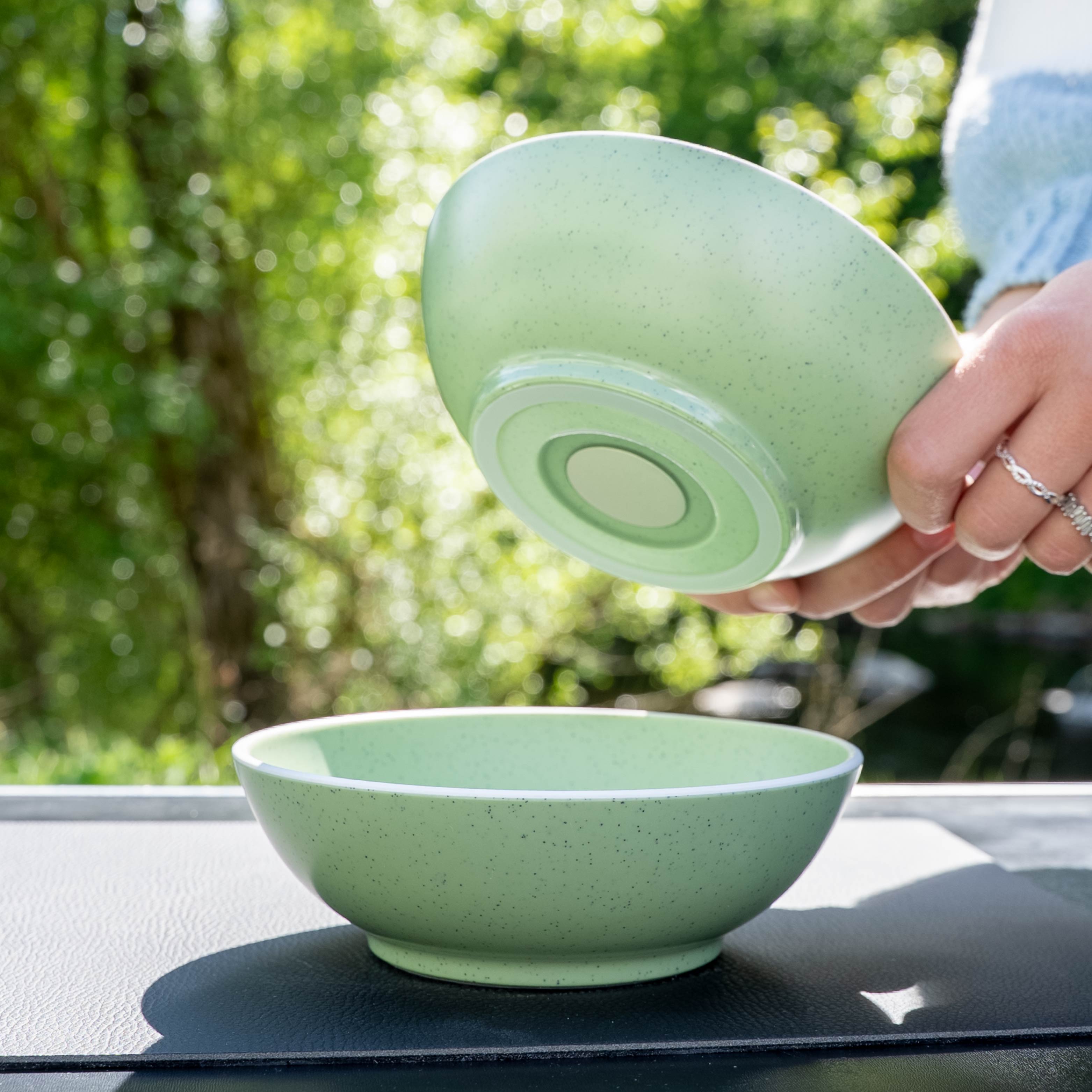 Magnet.Bowls GREEN aus Kunststoff, abgestellt auf Matte 