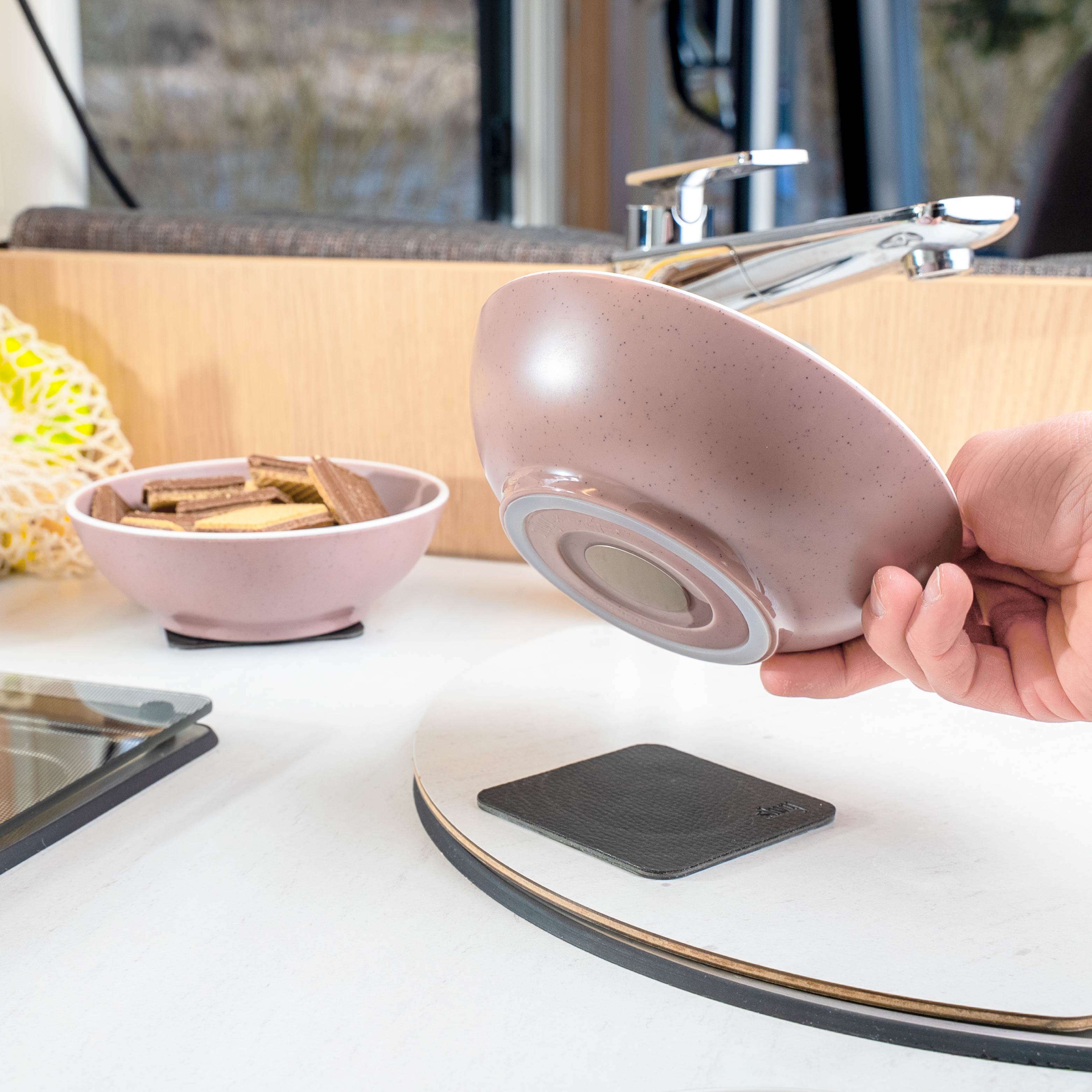 Dolomit Kunststoff-Bowl in der Farbe ROSE, abgestellt auf Pad