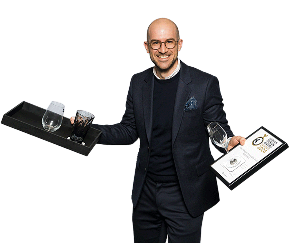 CEO Christoph mit Metall-Tablett und German Design Award Winner 2024-Urkunde 