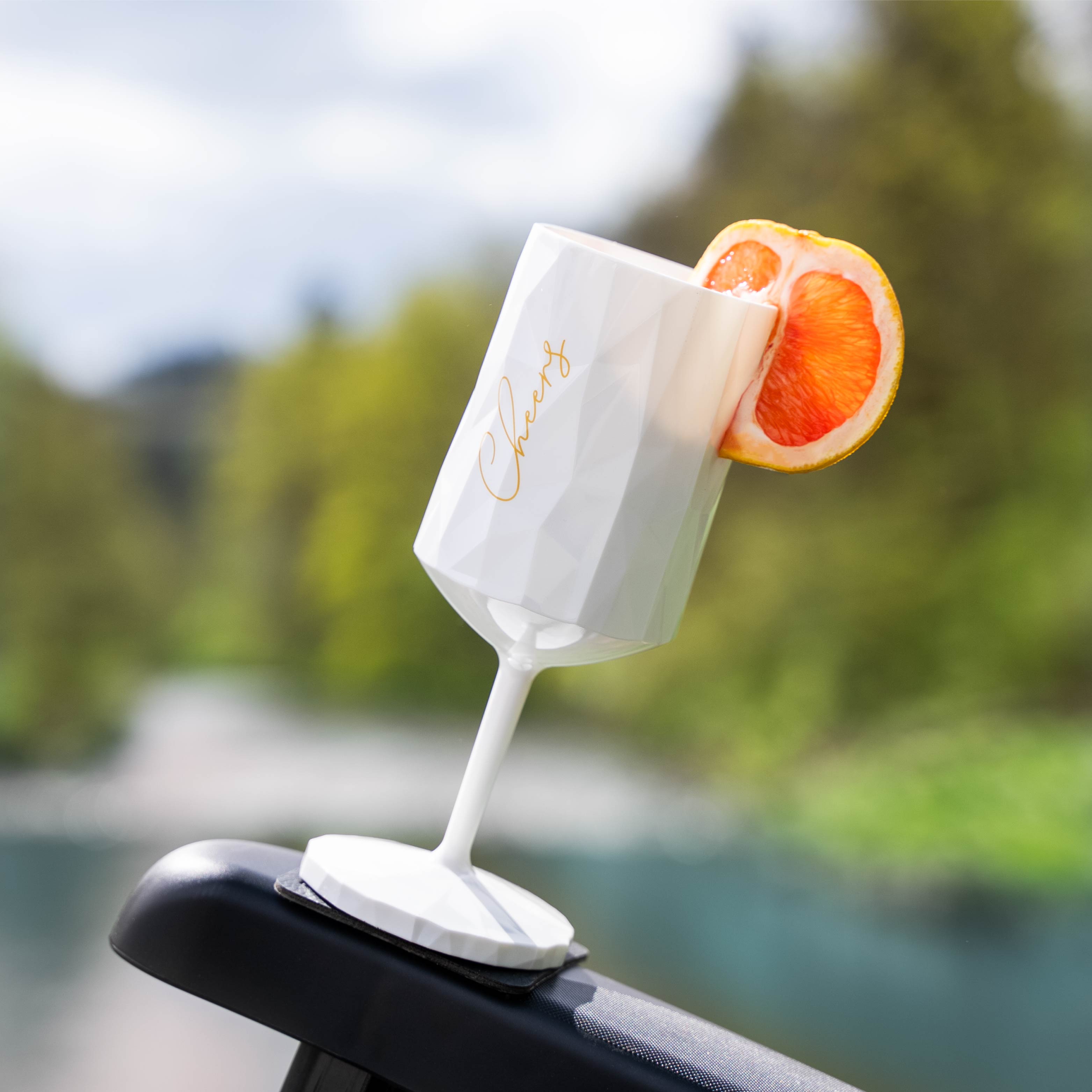 Magnet-Kunststoffglas wird durch ein Pad auf einer Armlehne eines Campingstuhls fixiert