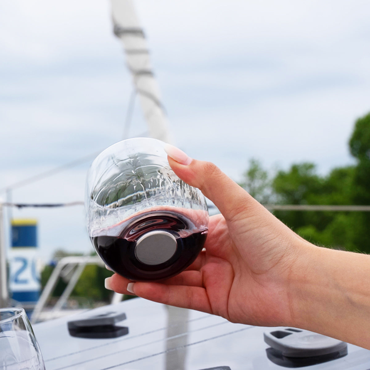 Magnet-Kristallglas in die Luft gehalten auf Boot 