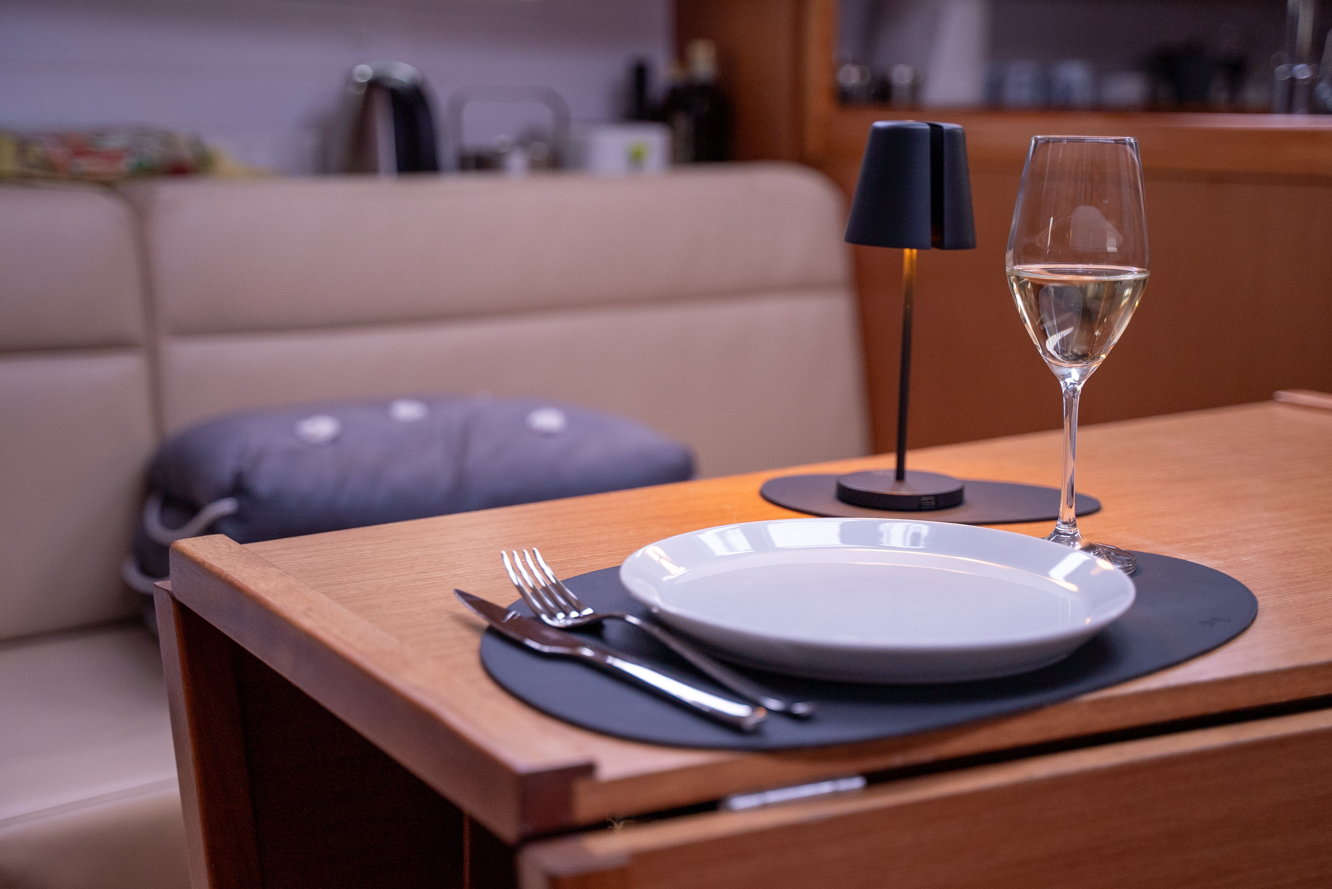 silwy Tischgedeck mit Magnet-Porzellan-teller, Magnet-Kristall-Champagner-glas, Magnet-Leuchte Portofino und silwy Platzset - in einer Bootskabine