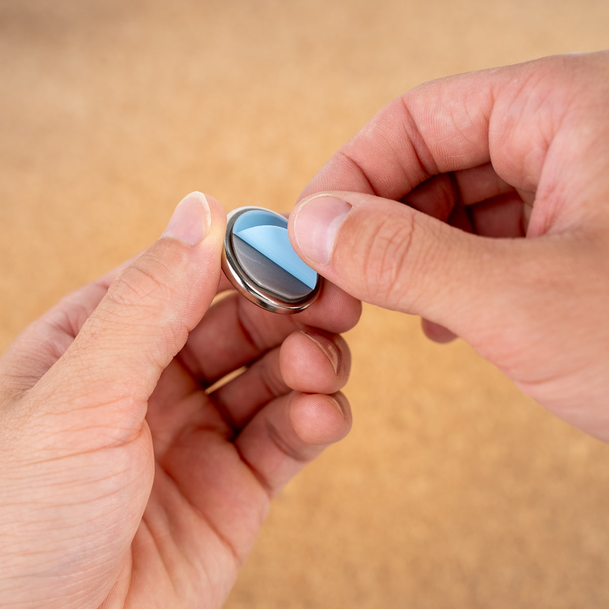 Abziehen Schutzfolie von Magnet 