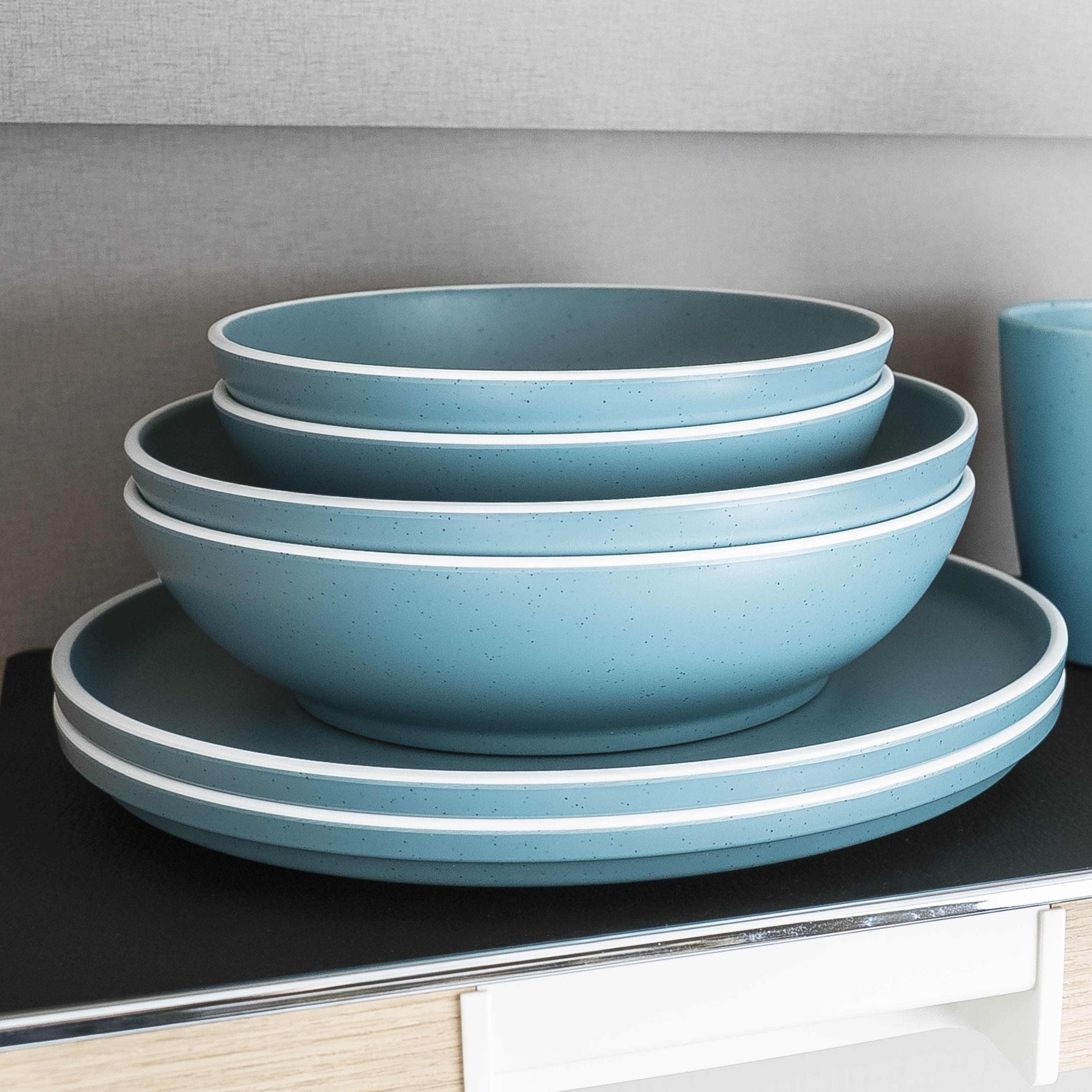 Kunststoff-Geschirrset Blue auf Matte im Camper