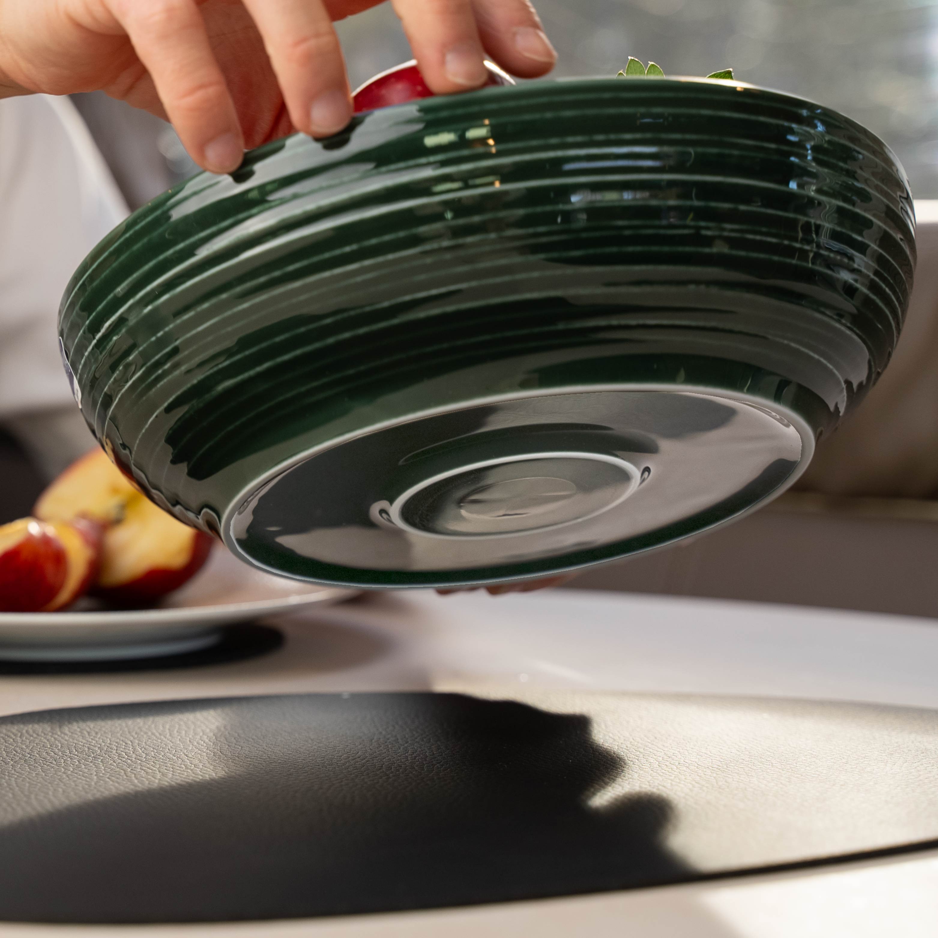 Magnet-Porzellan-Food-Bowl Green mit integriertem Magneten im Boden und Metall-Matte in schwarz auf Tisch 