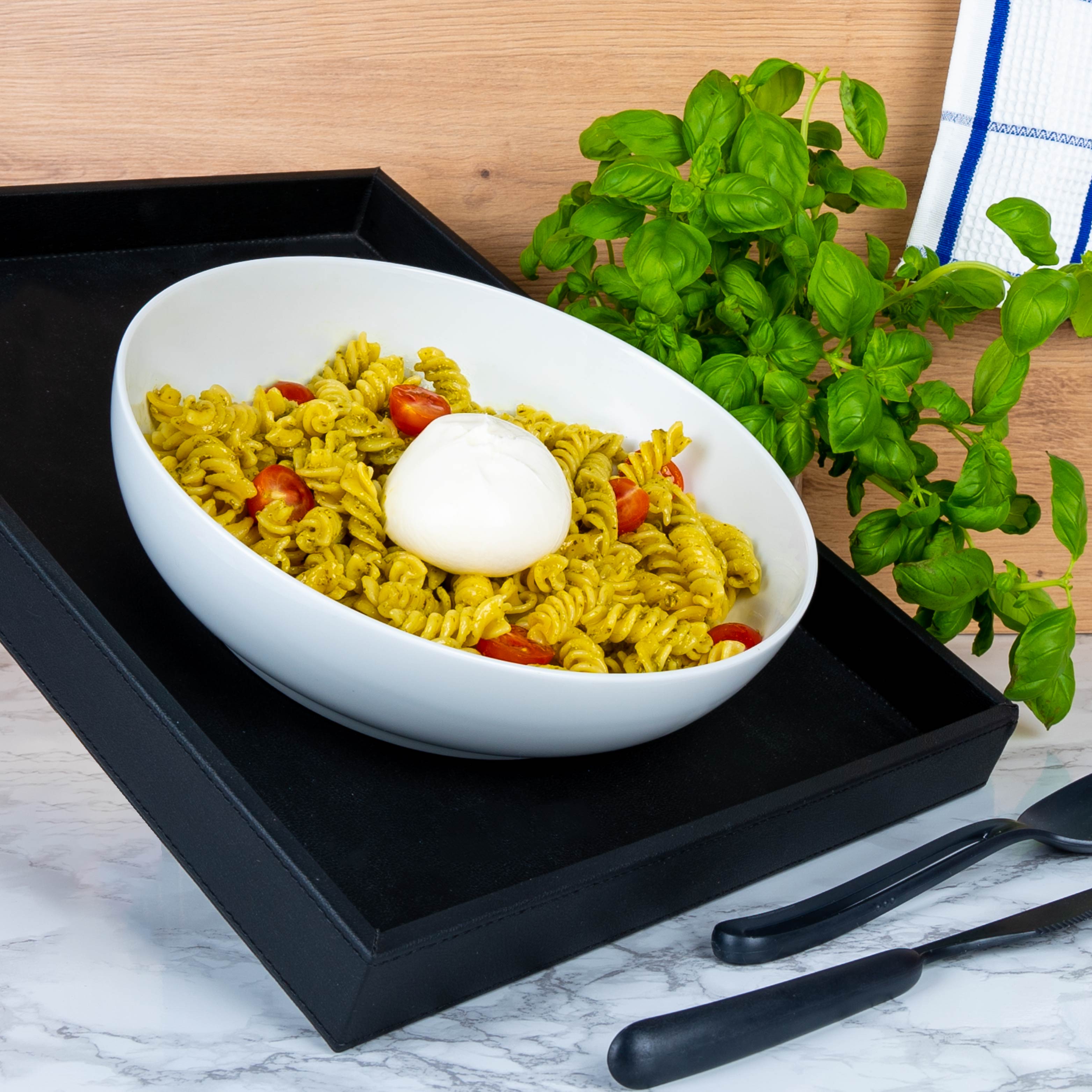 Magnet-Porzellan-Food-Bowls Classic mit Nudeln mit Pesto, Tomaten und Mozzarella auf Metall-Tablett