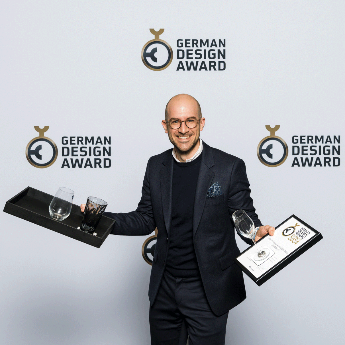 CEO Christoph Fritz mit der Urkunde zum Gewinner des Germin Design Awards 
