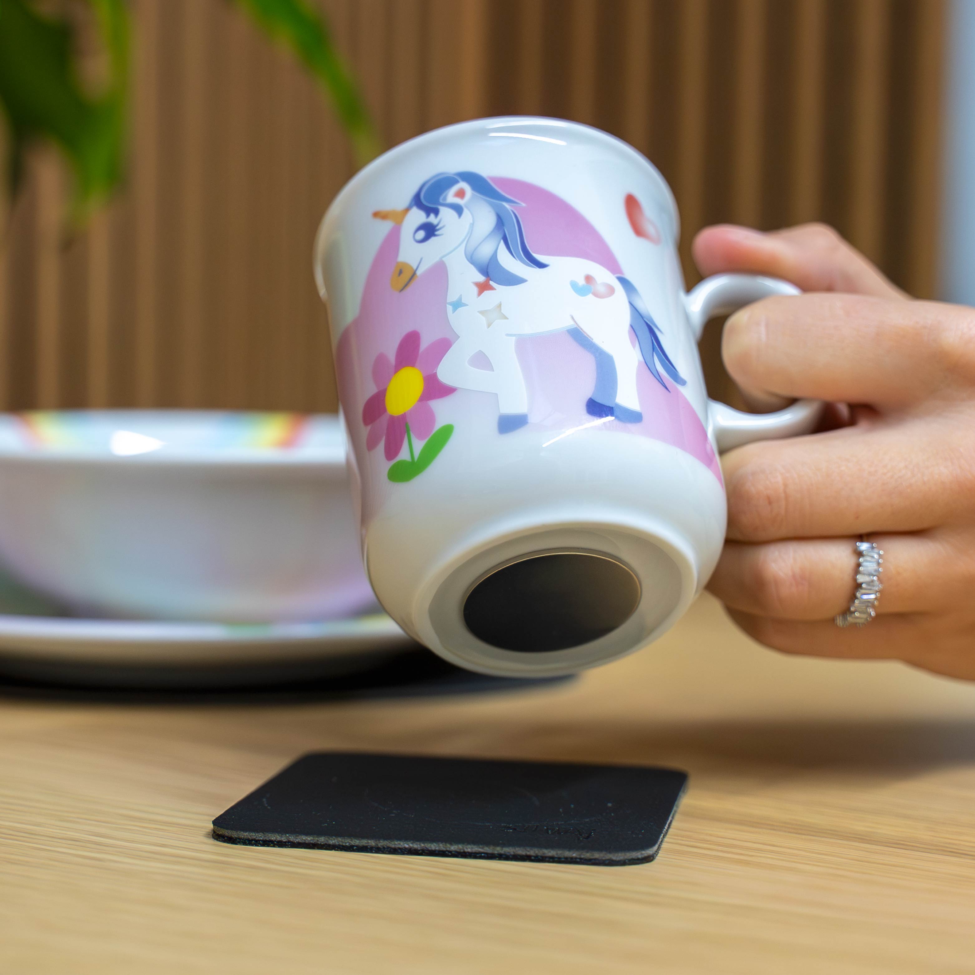 Nahaufnahme Magnet in Porzellantasse