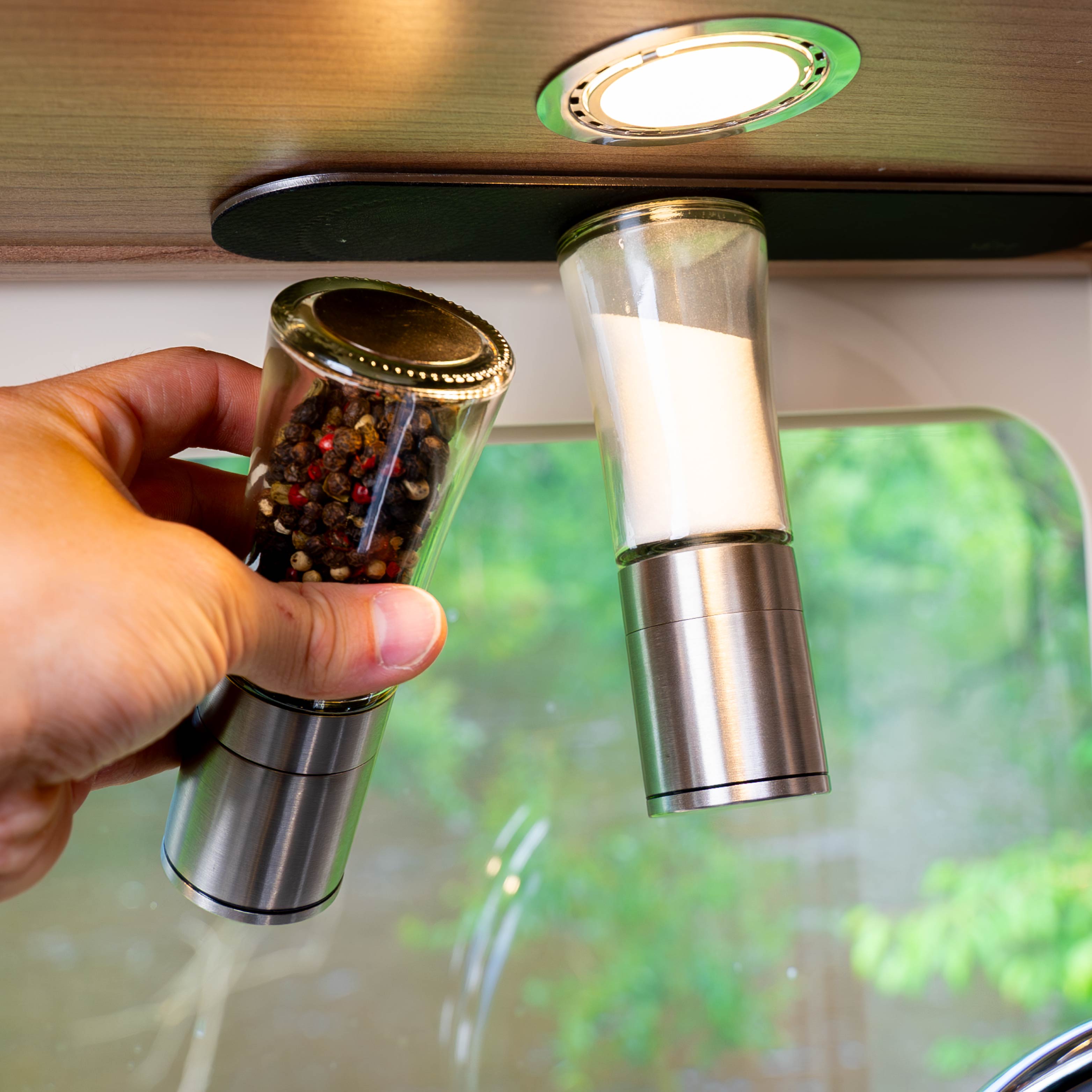 Gewürzmühlen von leiste abnehmen