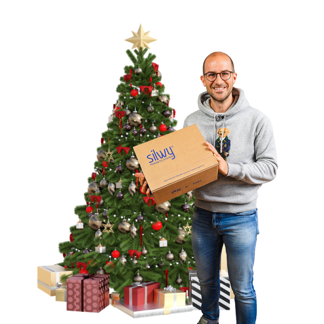 CEO Christoph mit Versandkarton vorm Christbaum