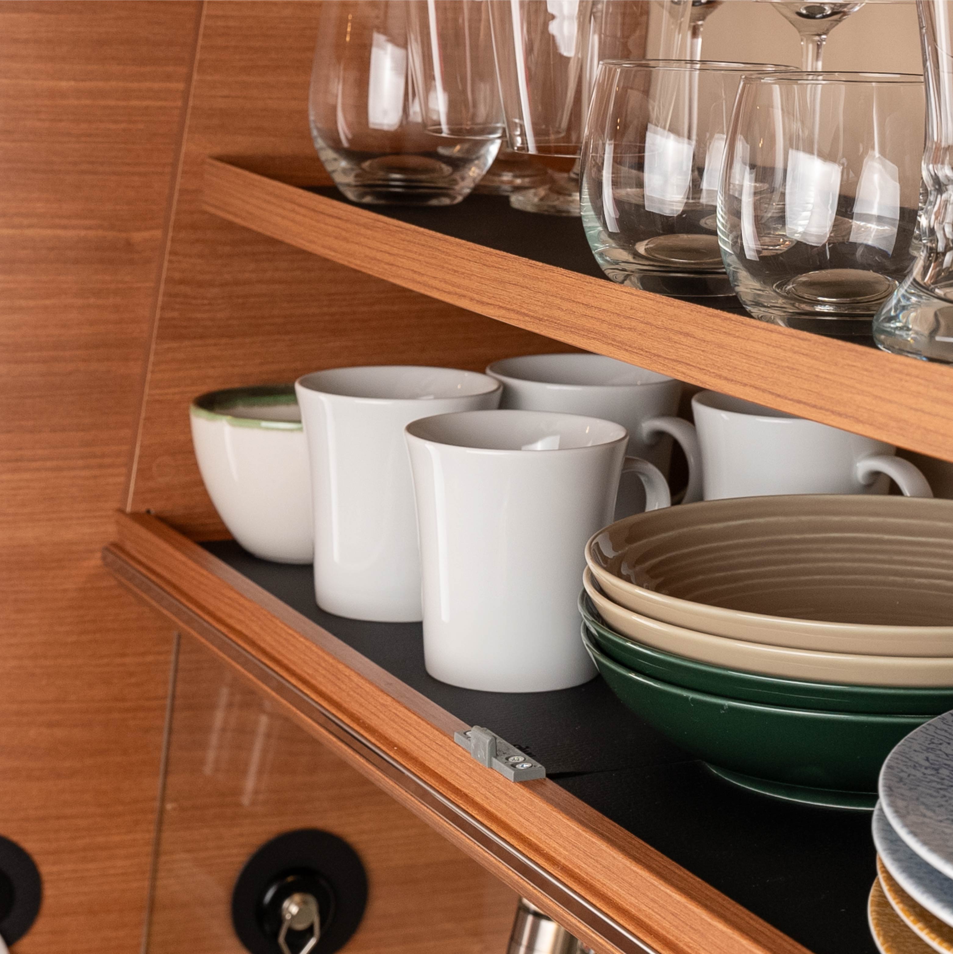 Magnetische Porzellantasse wird durch eine Metall-Nano-Gel-Matte im Schrank fixiert in einem Camper