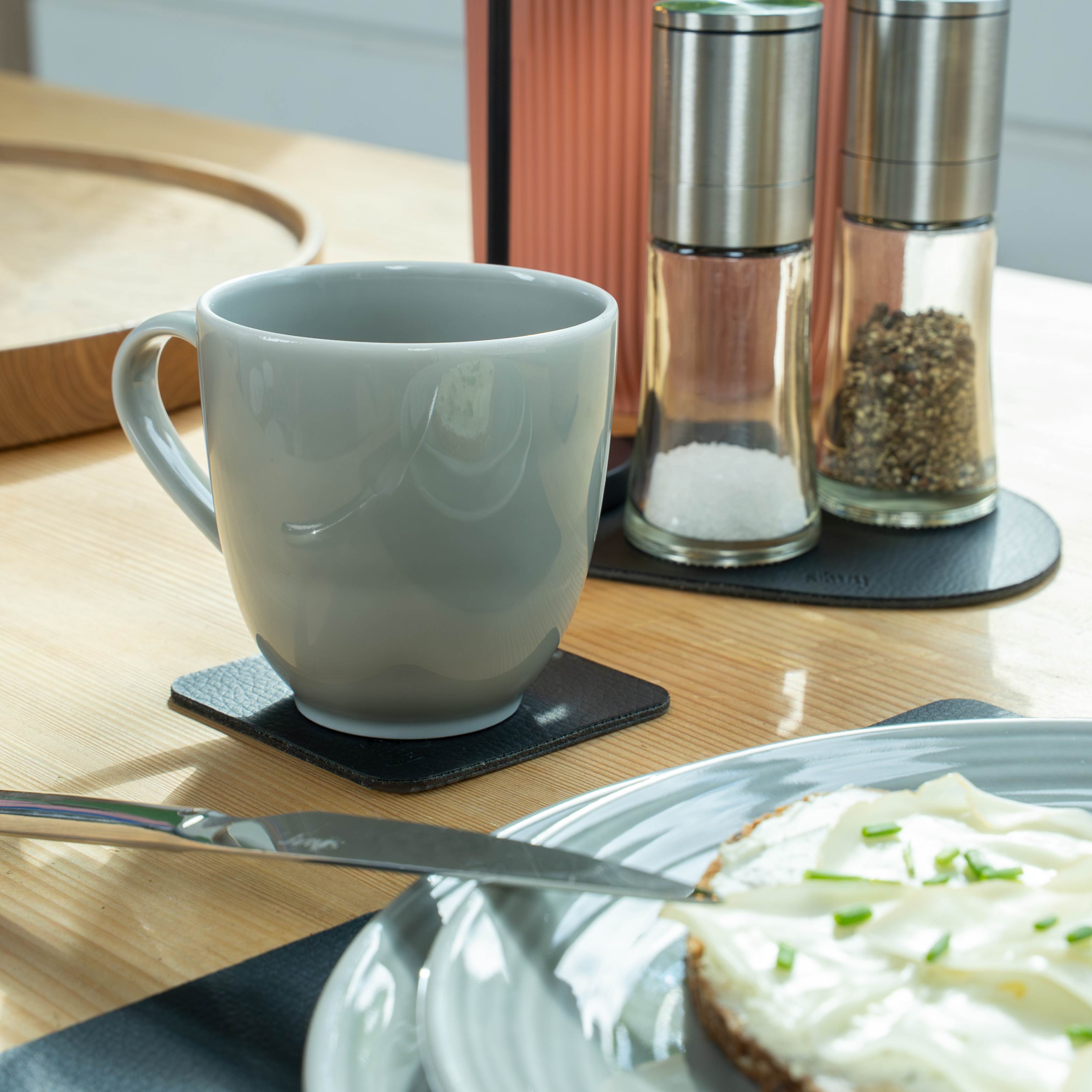 Magnet-Porzellan-Henkeltasse cyan Küchentisch