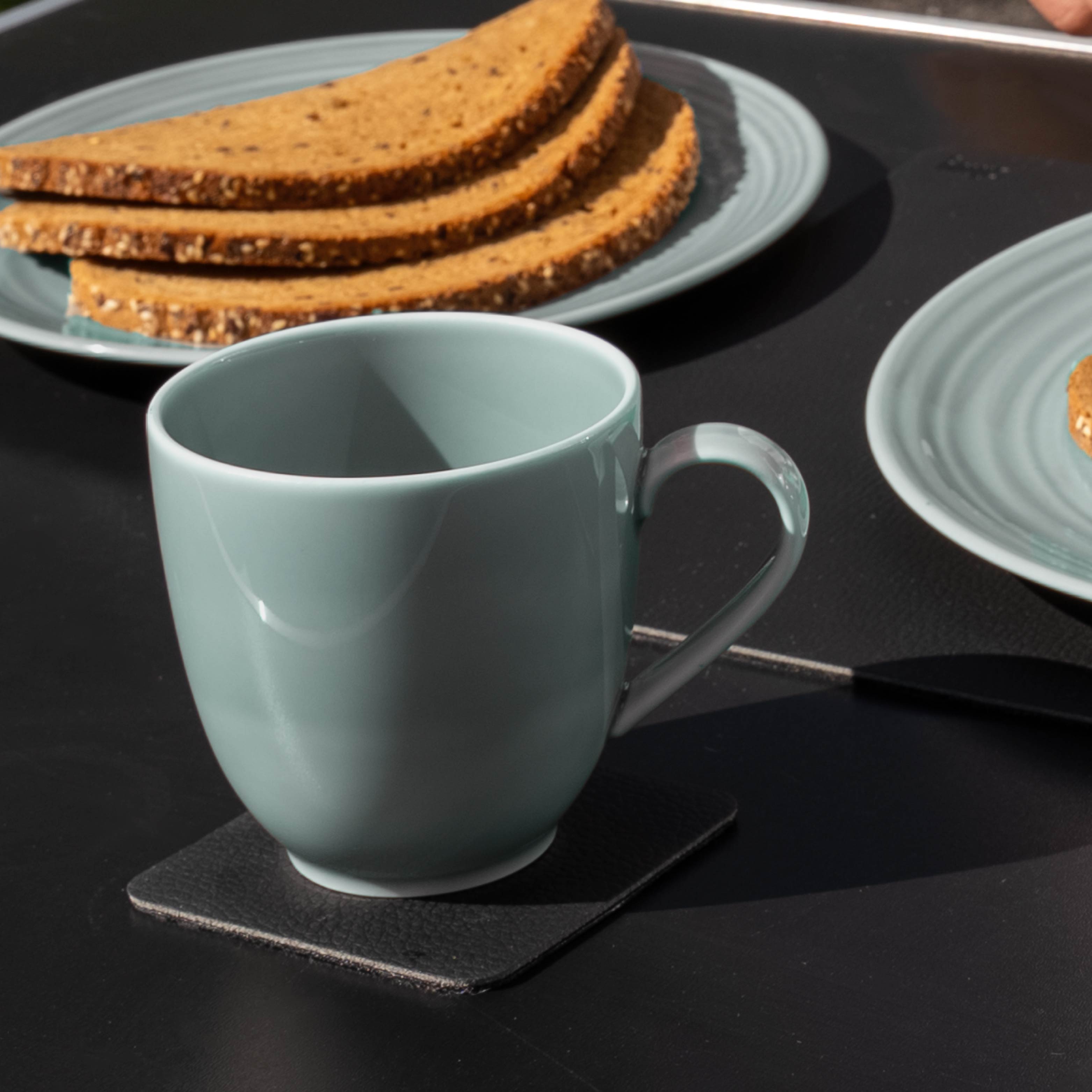 Magnet-Porzellan-Henkeltasse am Campingtisch