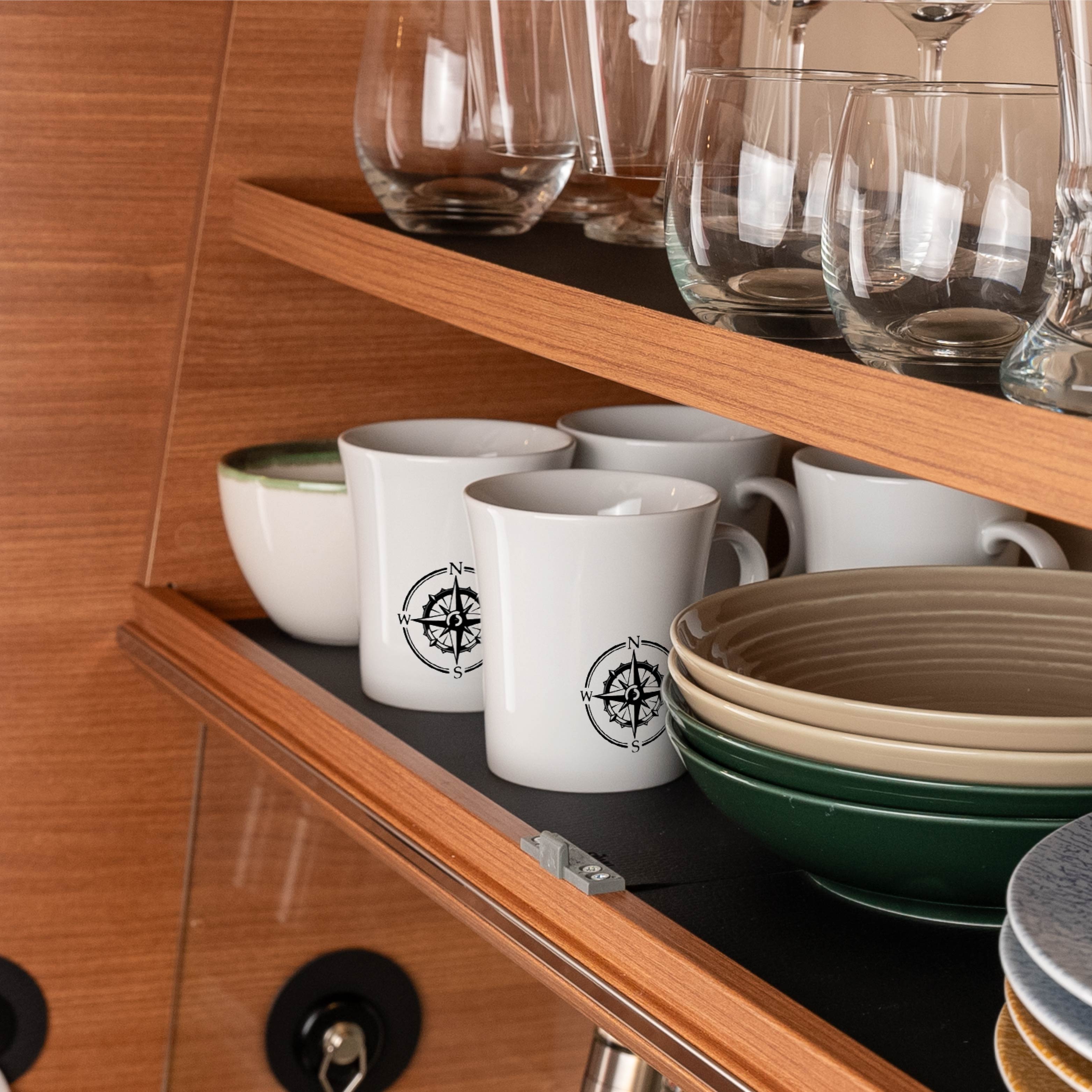 Magnetische Porzellantasse wird durch eine Metall-Nano-Gel-Matte im Schrank fixiert in einem Camper