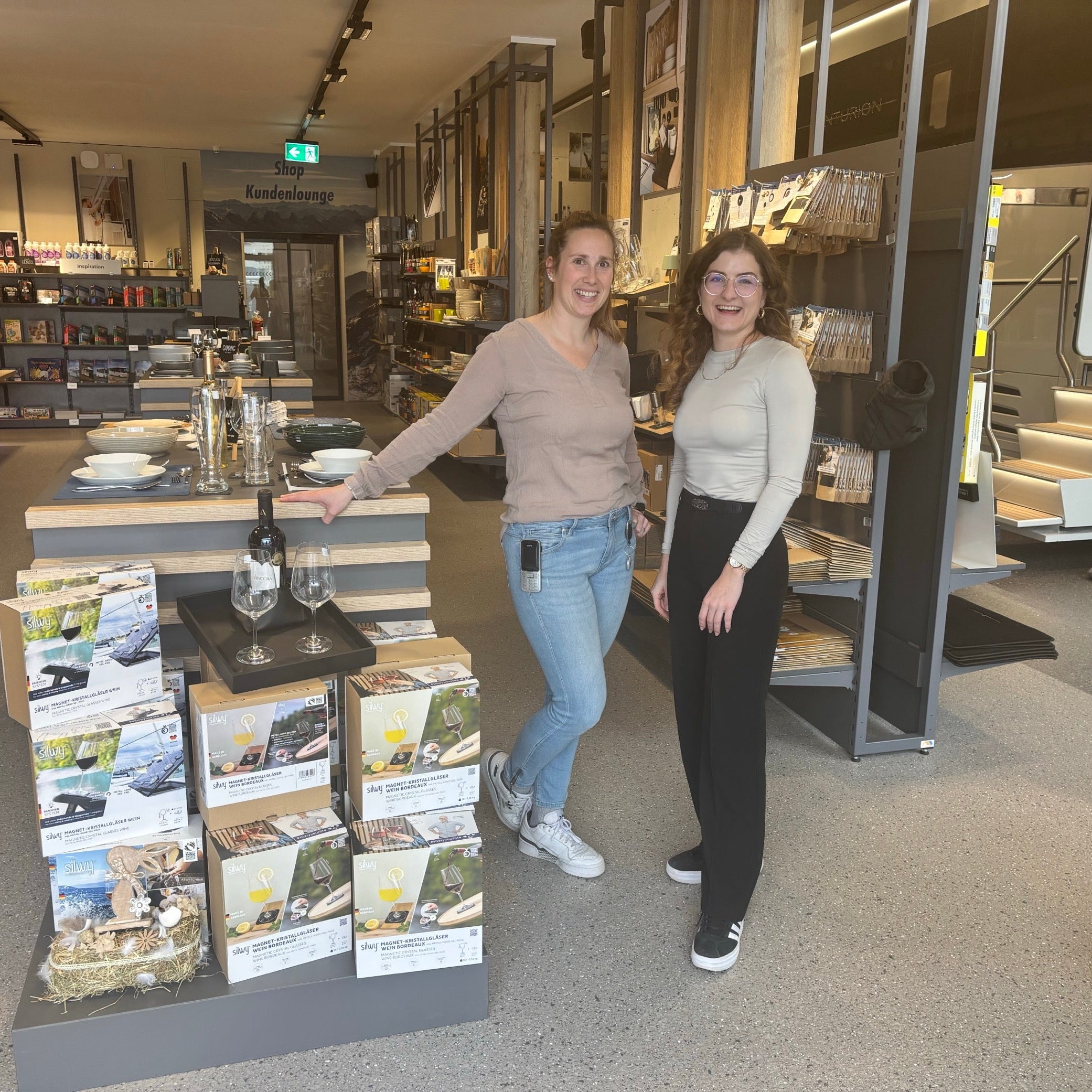 Zwei Personen bei einem silwy Retailer