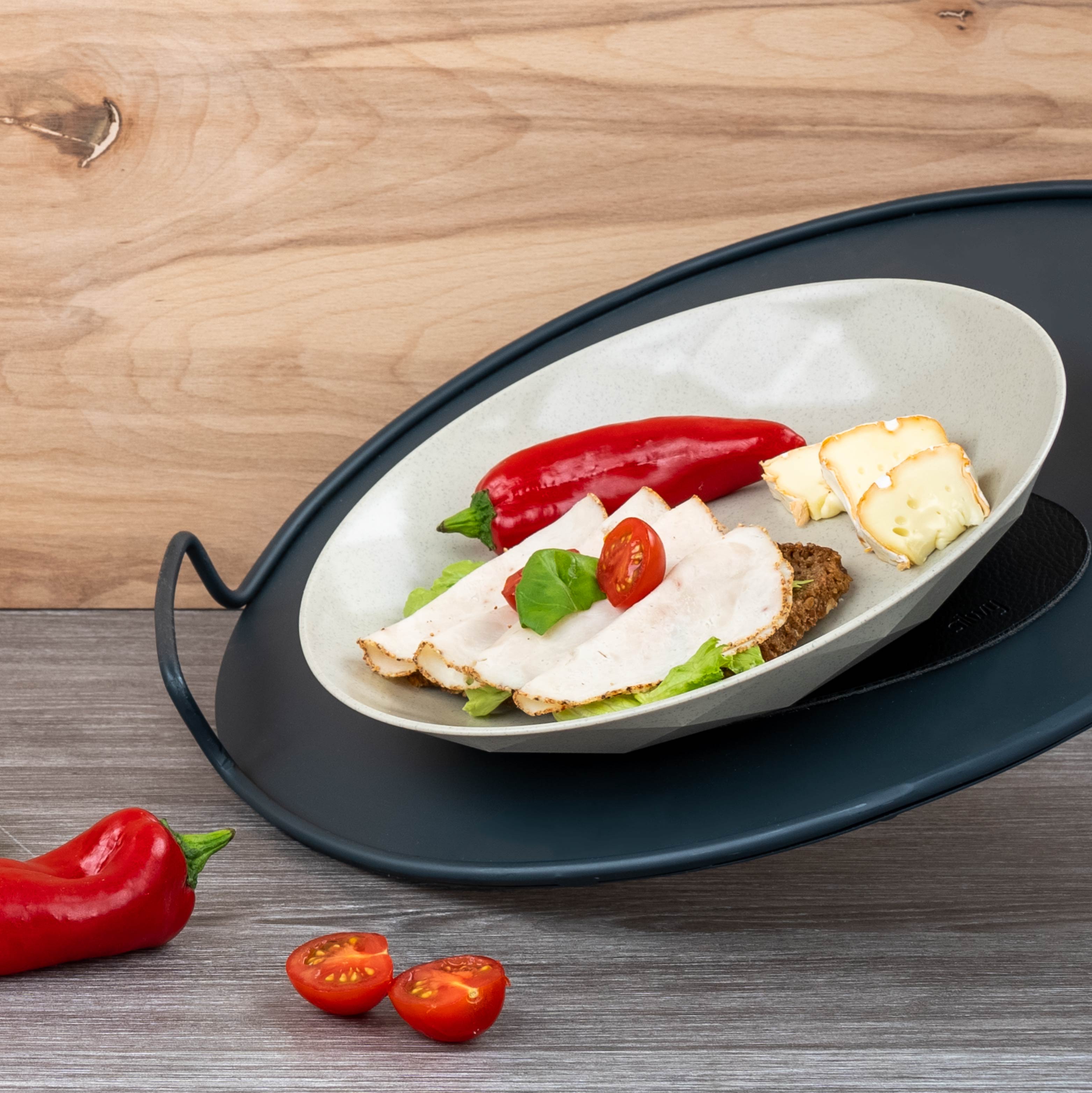 Magnetischer Teller wird durch metallisches Platzset in Schräglage fixiert