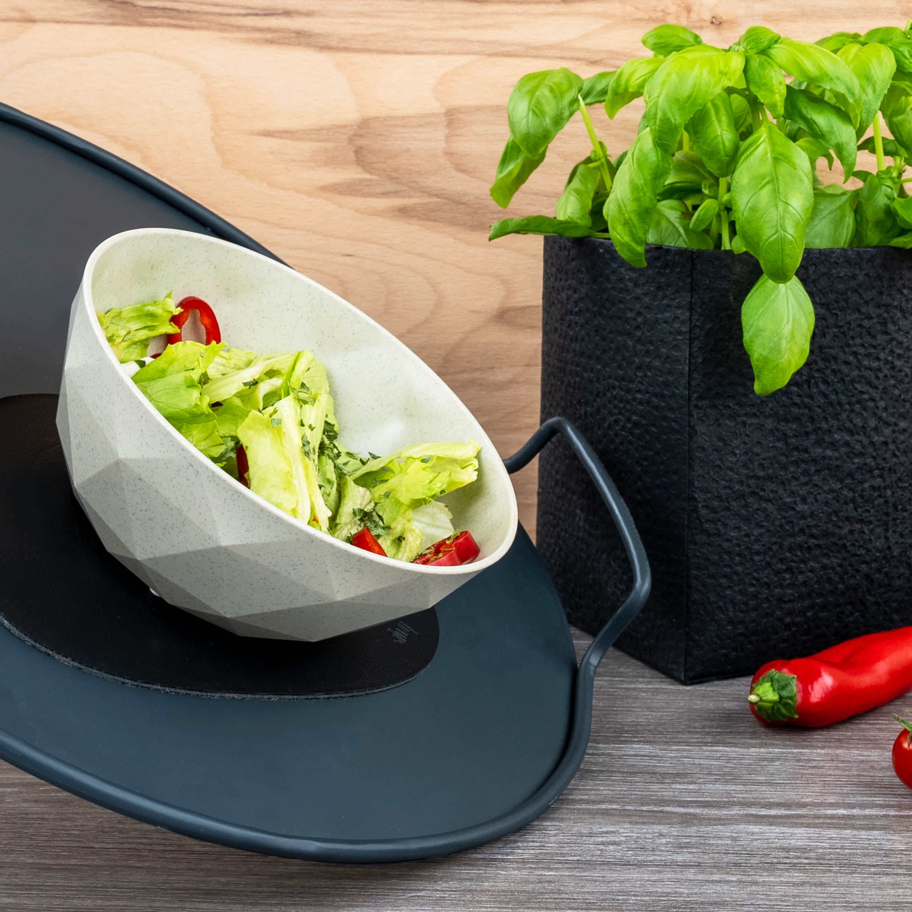 Magnetische Bowl wird durch metallisches Platzset in Schräglage fixiert