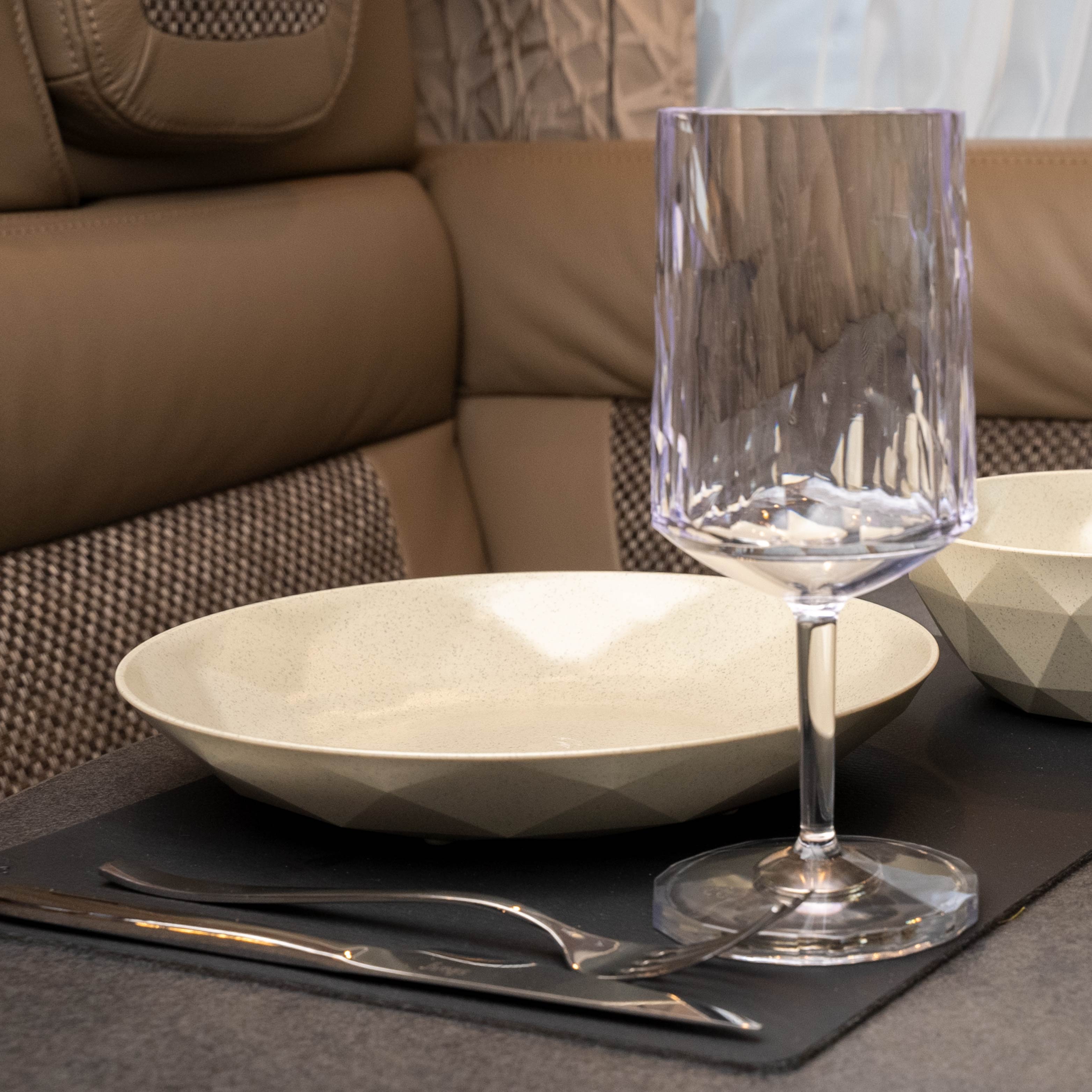 Magnetischer Teller auf Tisch auf einem Platzset fixiert