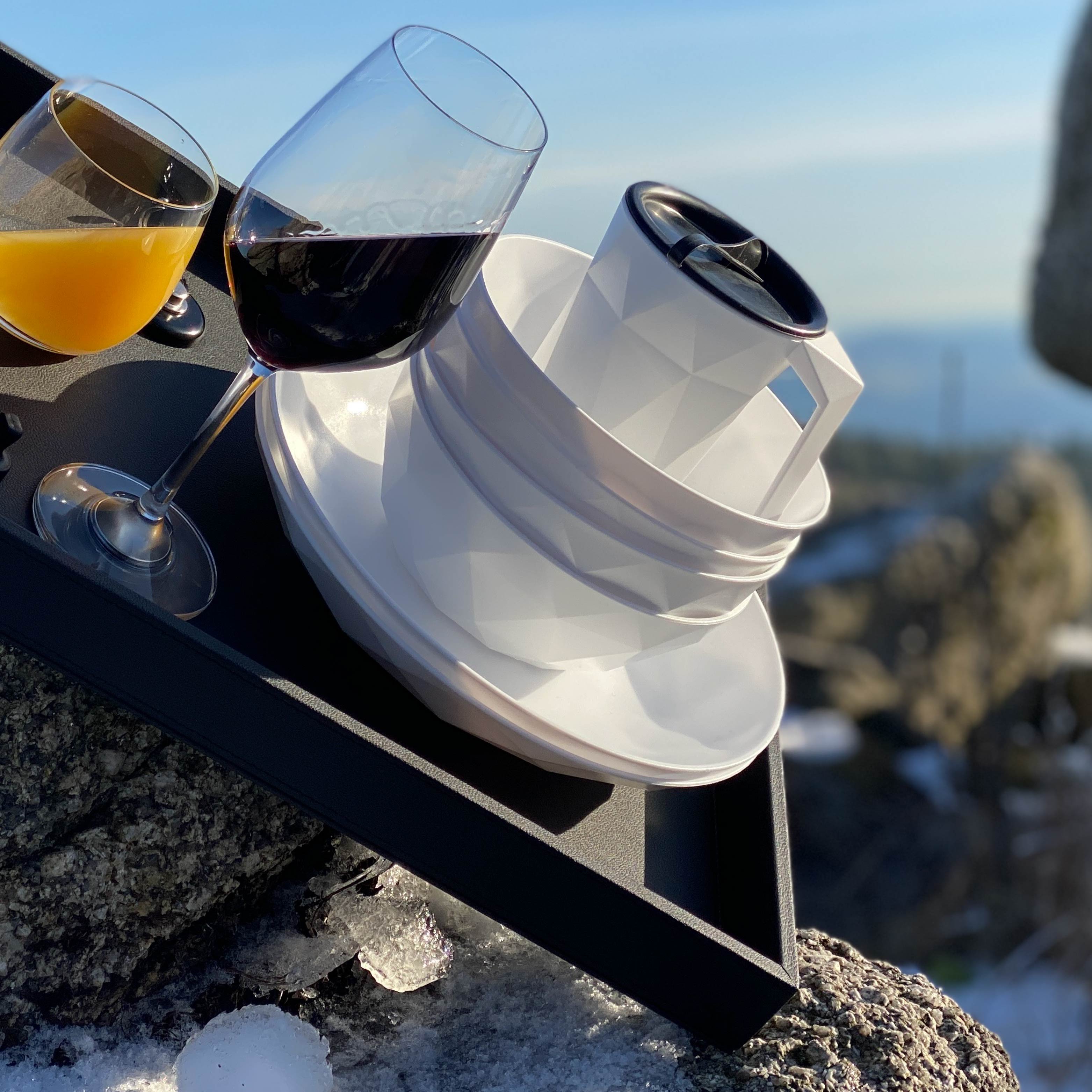 Magnetisches Kunststoffgeschirr platzsparend auf einem metallischen Tablett gestapelt