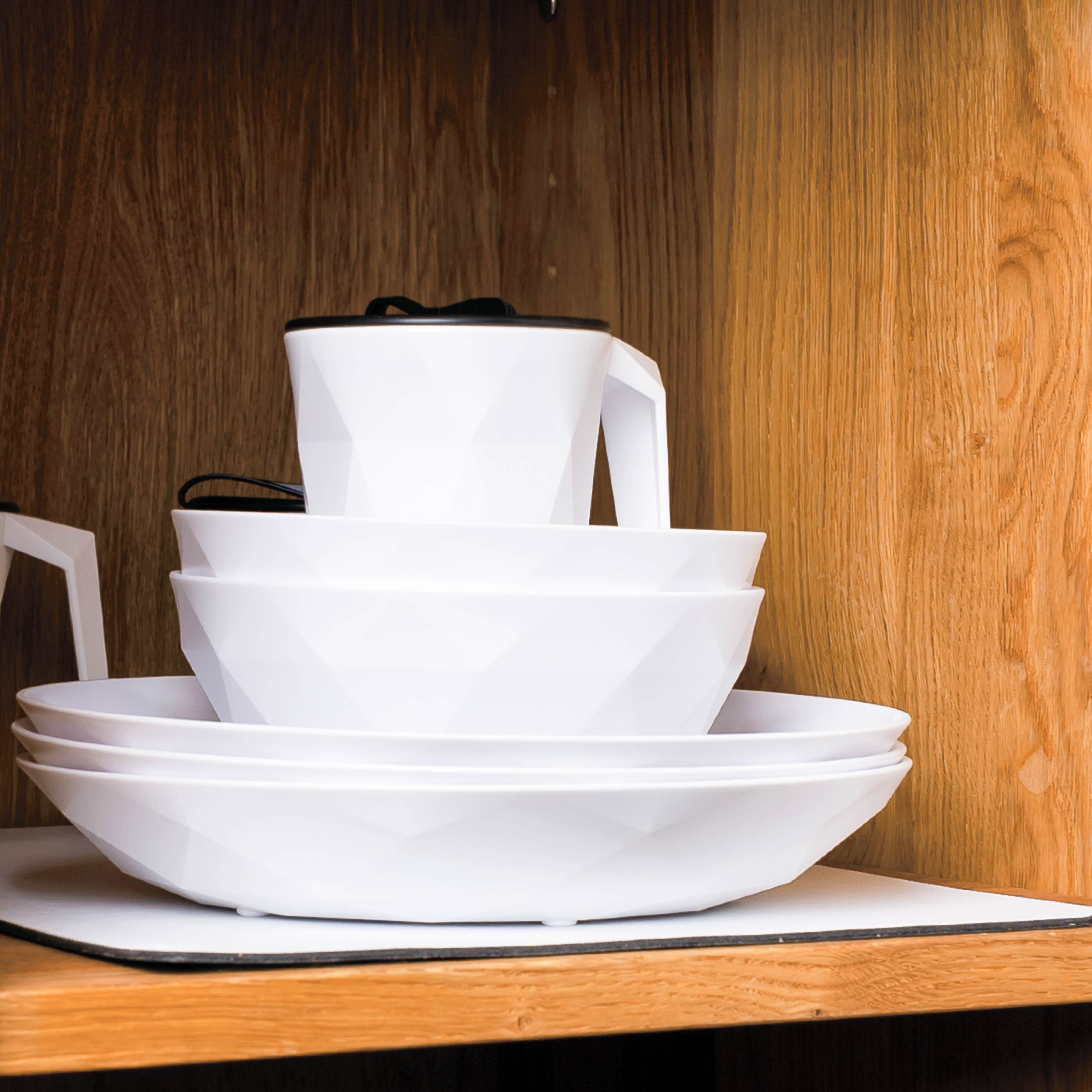 Platzsparend gestapelte Kunststoffkollektion in einem Verstaufach