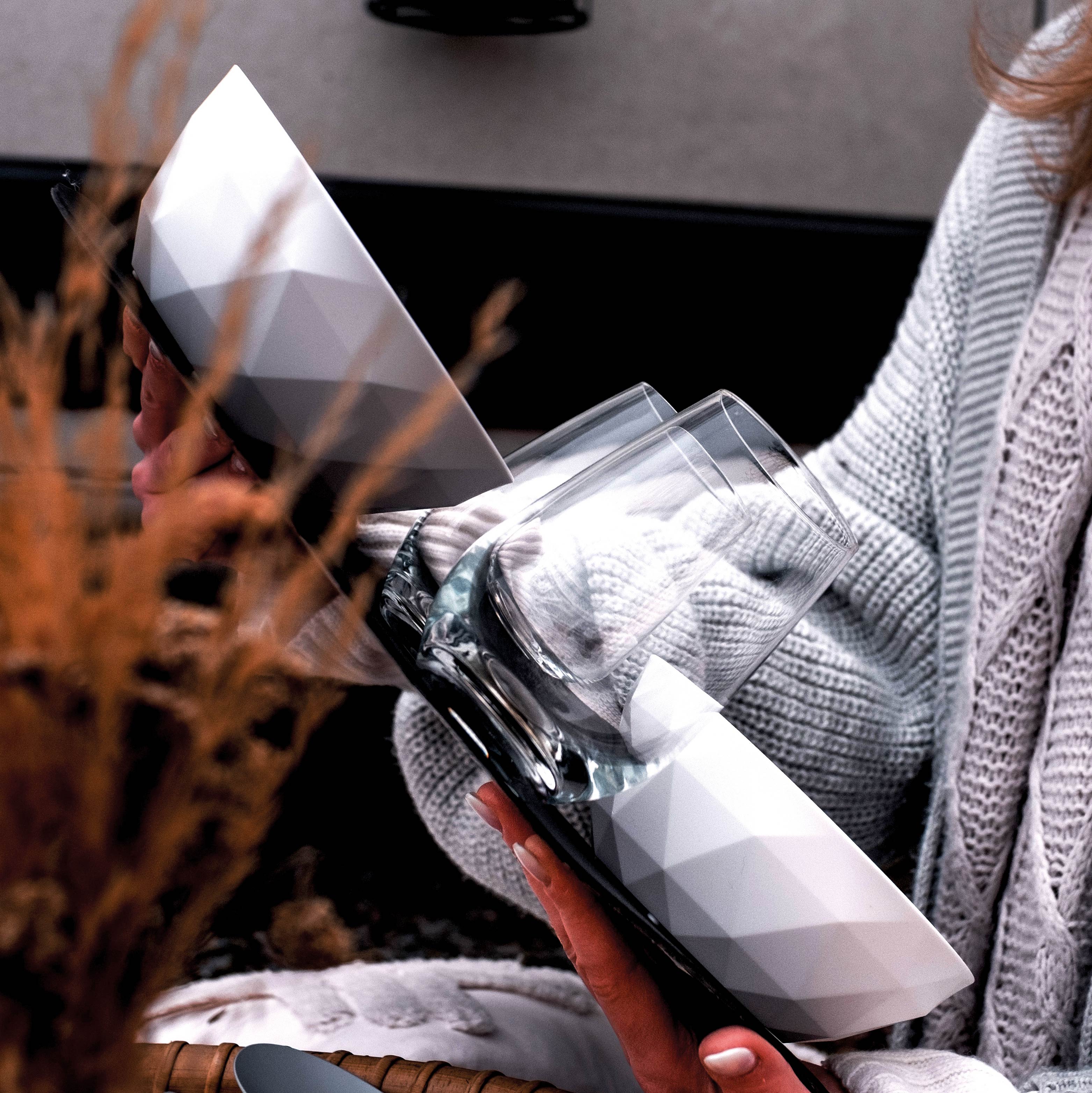 Kunststoffgeschirr und Kristallgläser auf einem Platzset fixiert